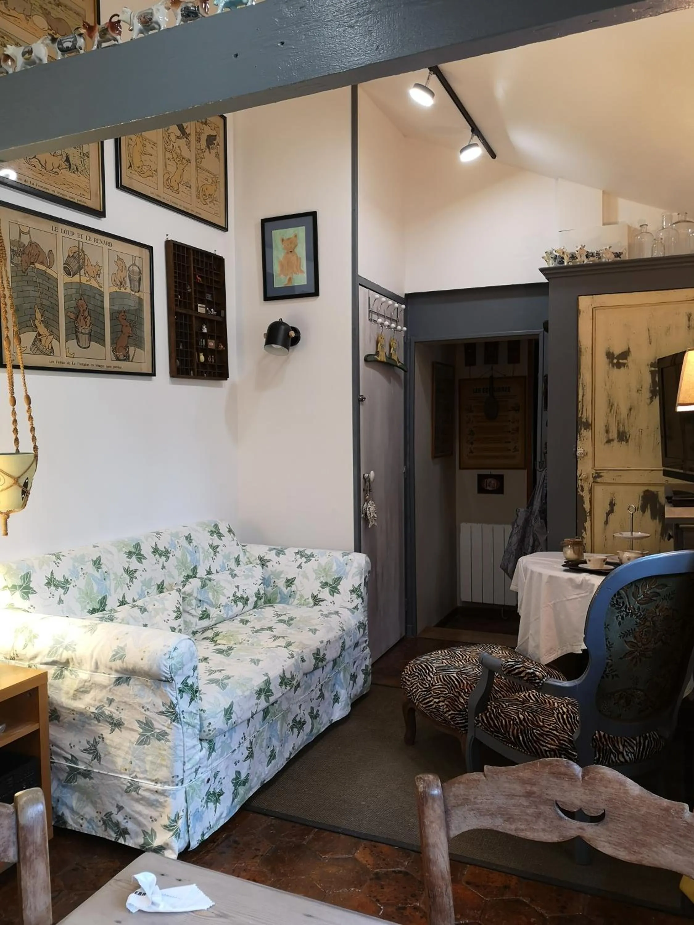 Living room, Bed in Villa le Cloky