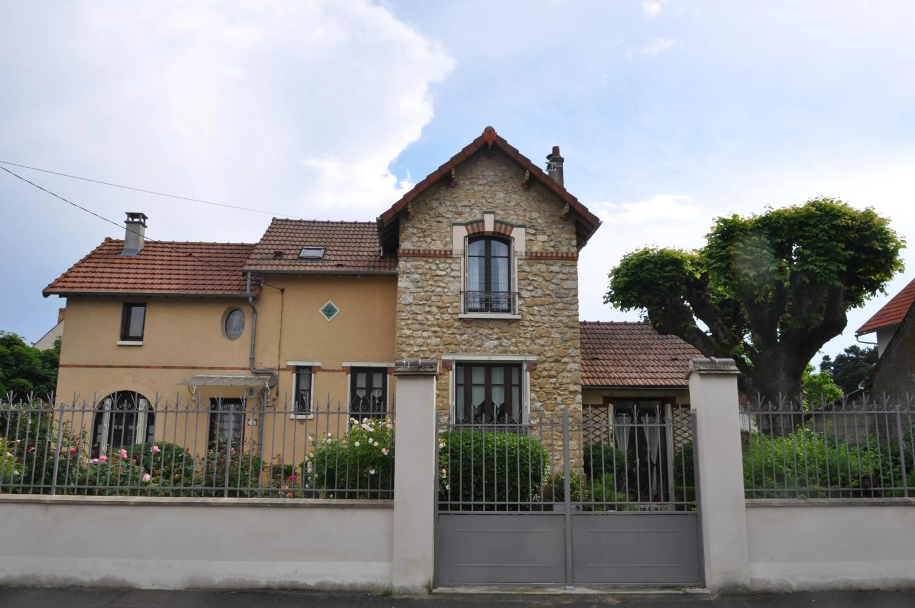 Property building in Villa le Cloky