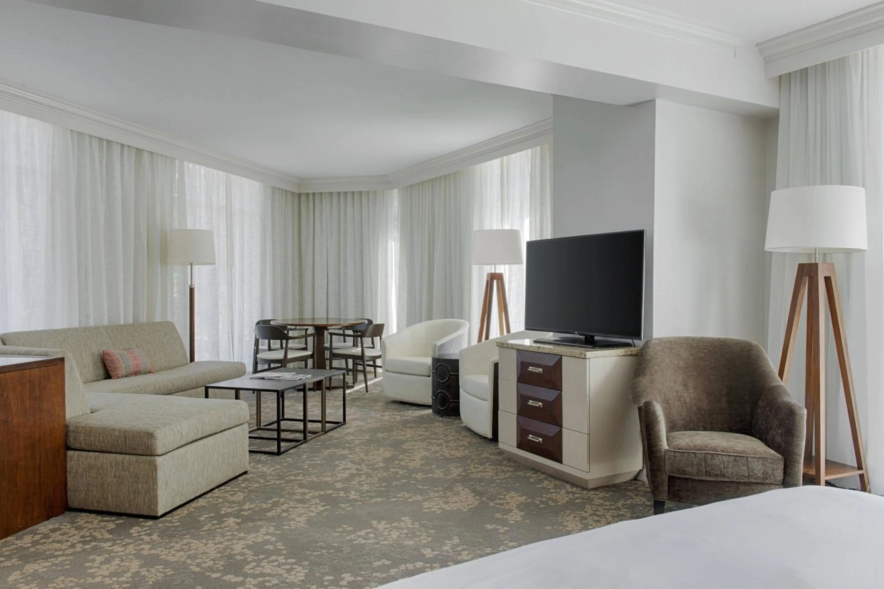 Living room, Bed in Sawgrass Marriott Golf Resort & Spa