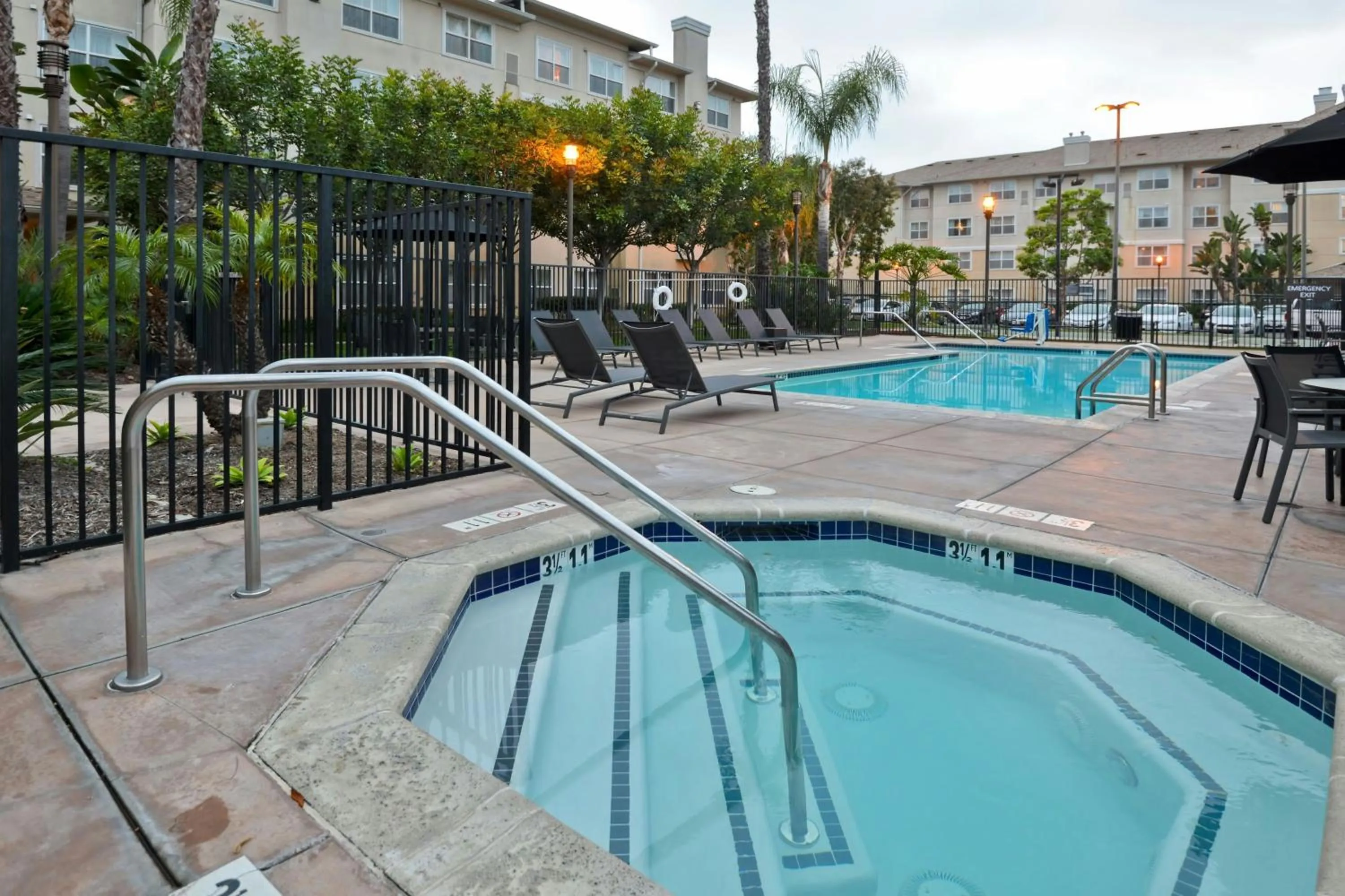 Swimming pool in Residence Inn Los Angeles LAX/El Segundo