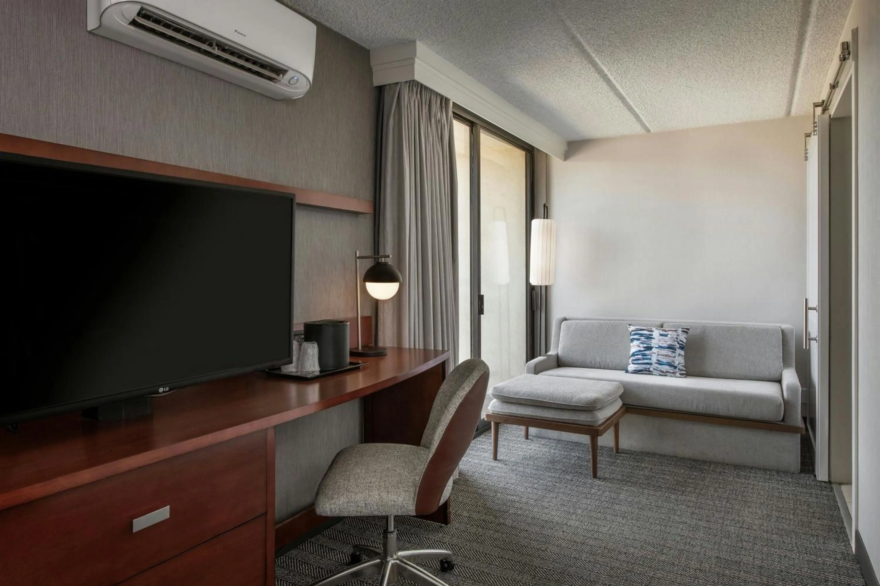 Living room, Bed in Courtyard by Marriott Los Angeles Pasadena/Monrovia