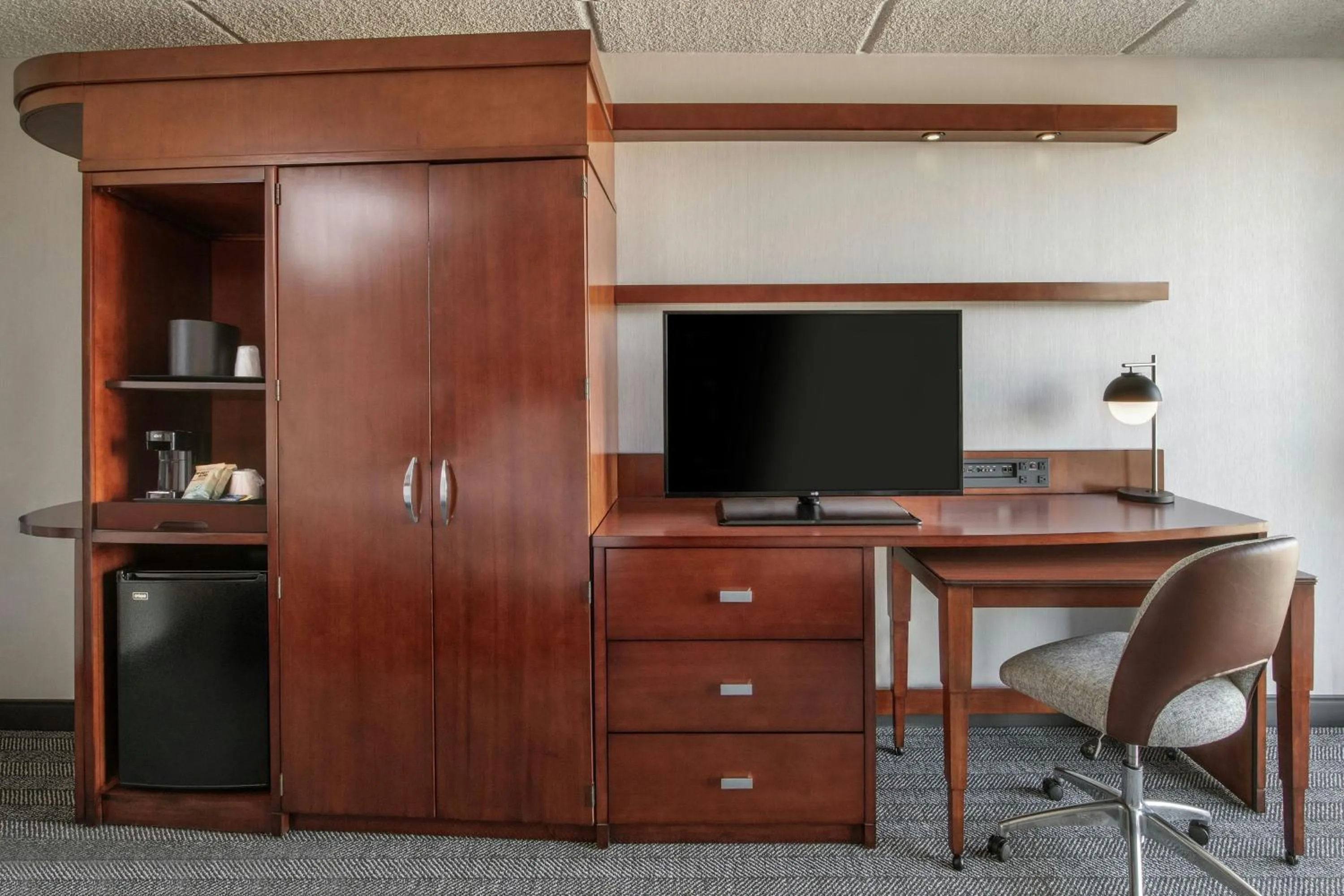 Photo of the whole room in Courtyard by Marriott Los Angeles Pasadena/Monrovia