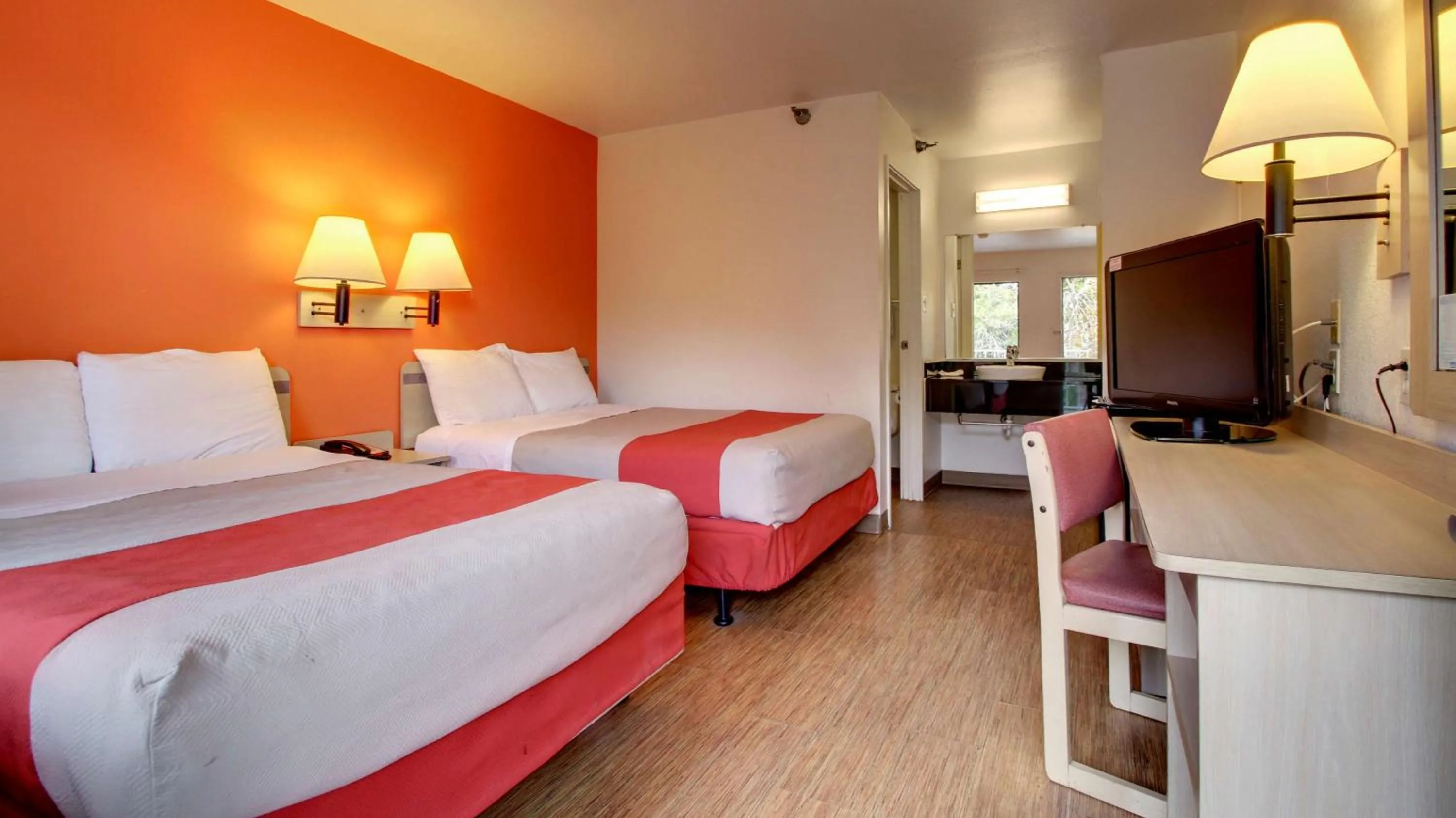 TV and multimedia, Bed in Motel 6-Des Moines, IA - North