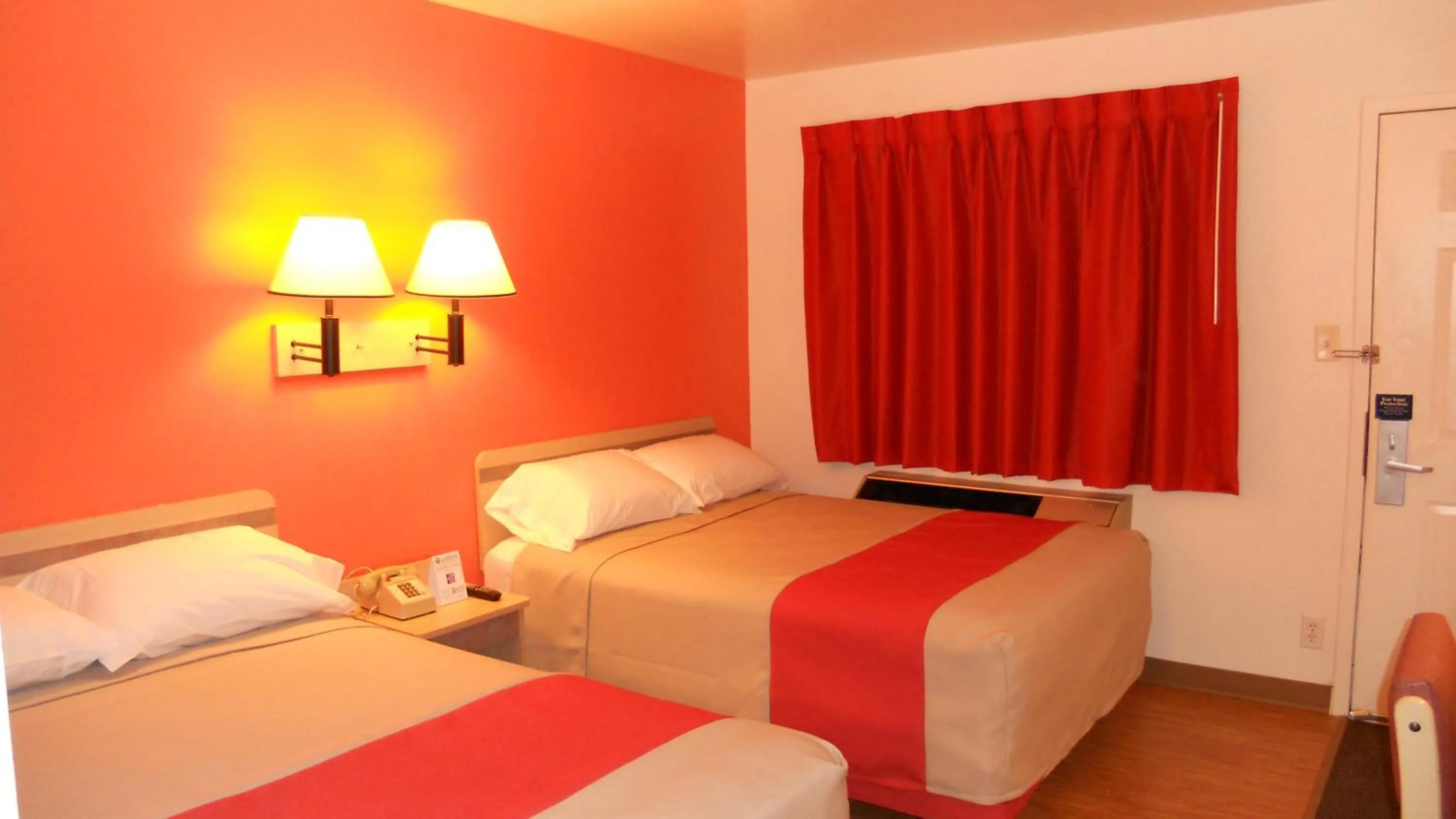 Bedroom, Bed in Motel 6-Des Moines, IA - North