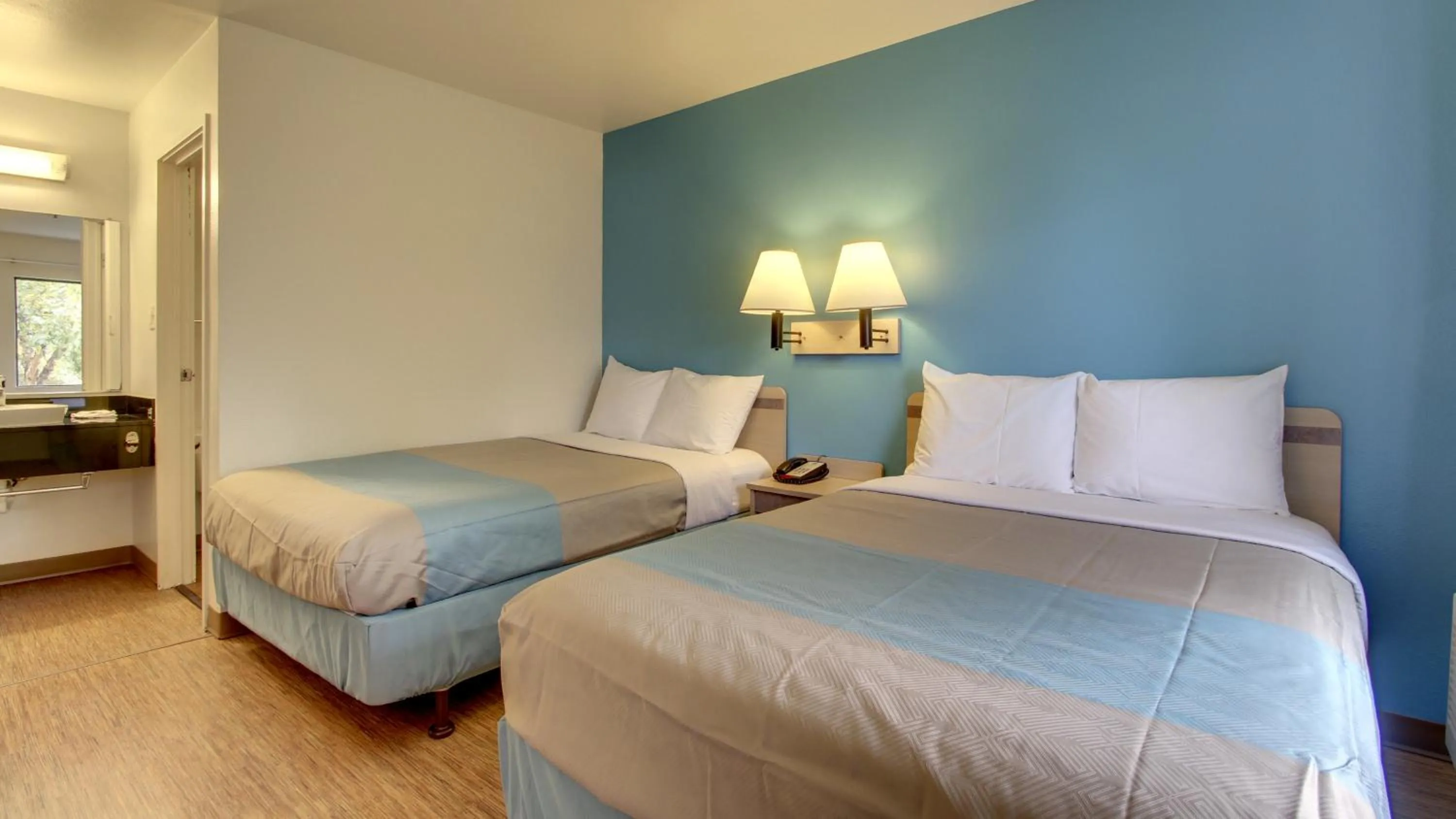 Bedroom, Bed in Motel 6-Des Moines, IA - North