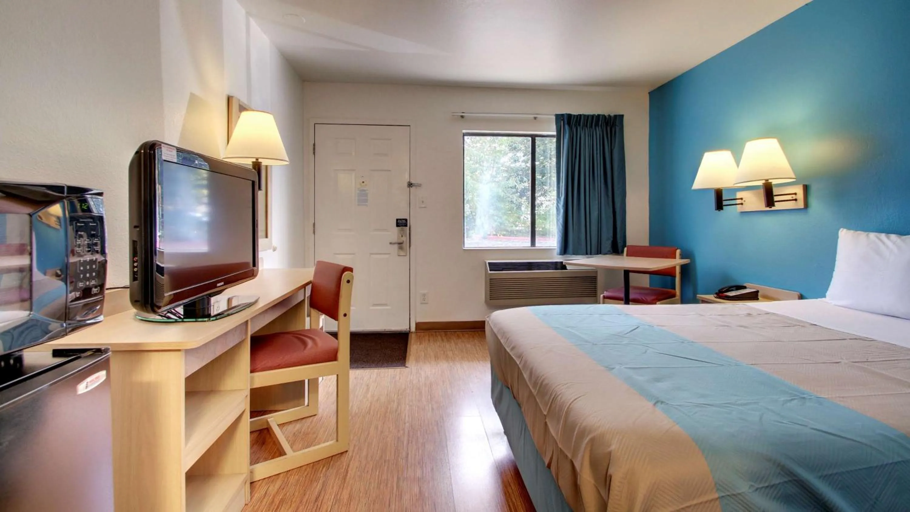 TV and multimedia, Bed in Motel 6-Des Moines, IA - North