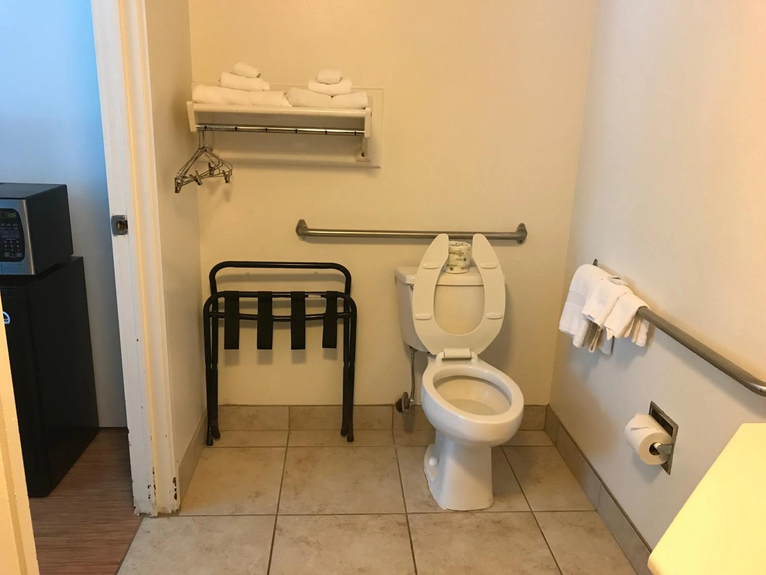 Bathroom in Motel 6-Des Moines, IA - North