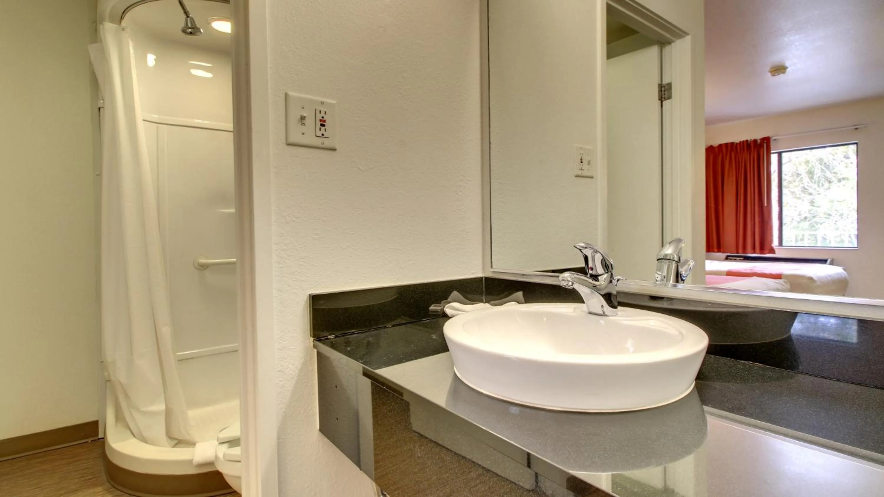 Bathroom in Motel 6-Des Moines, IA - North