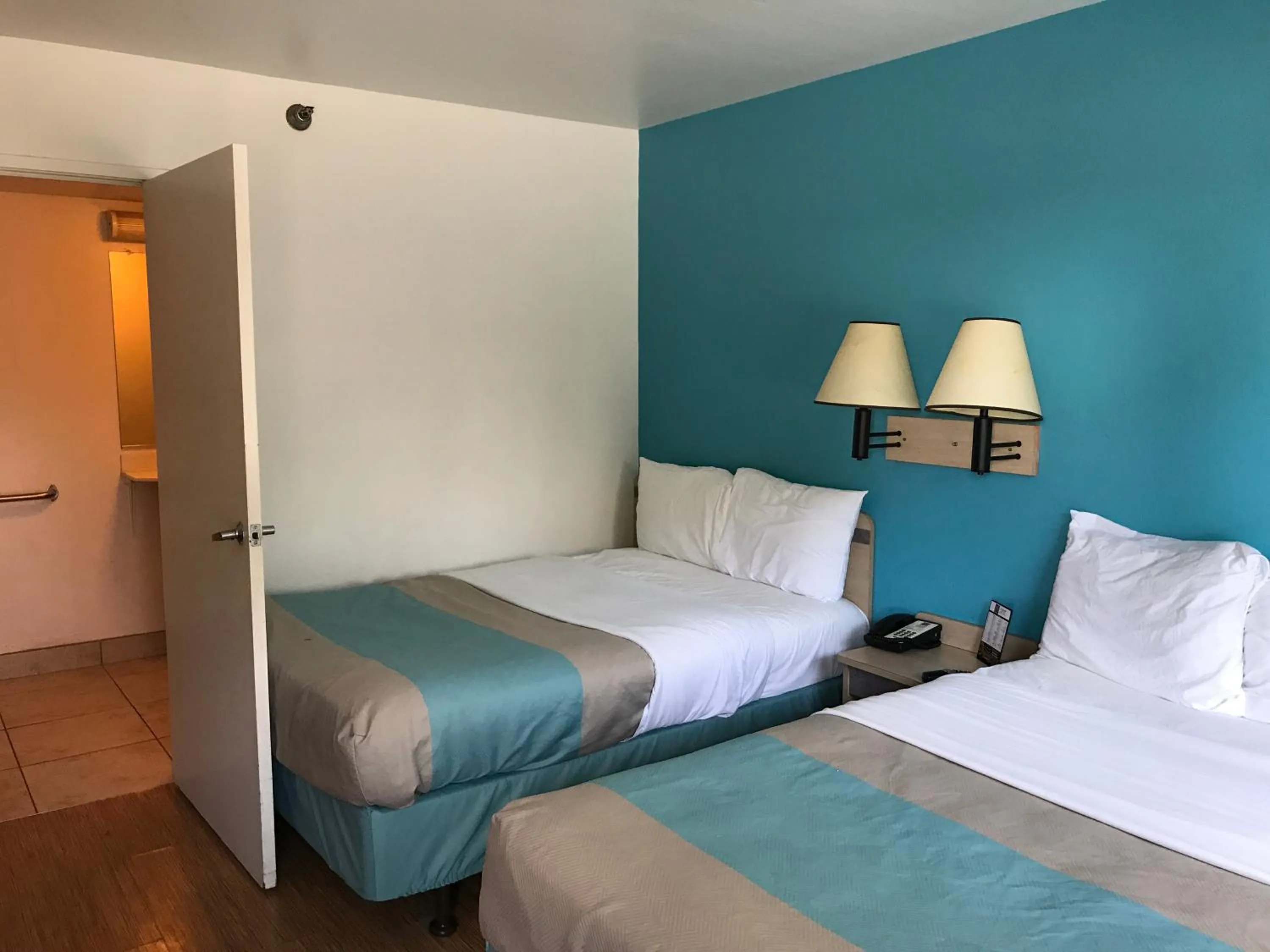 Photo of the whole room, Bed in Motel 6-Des Moines, IA - North