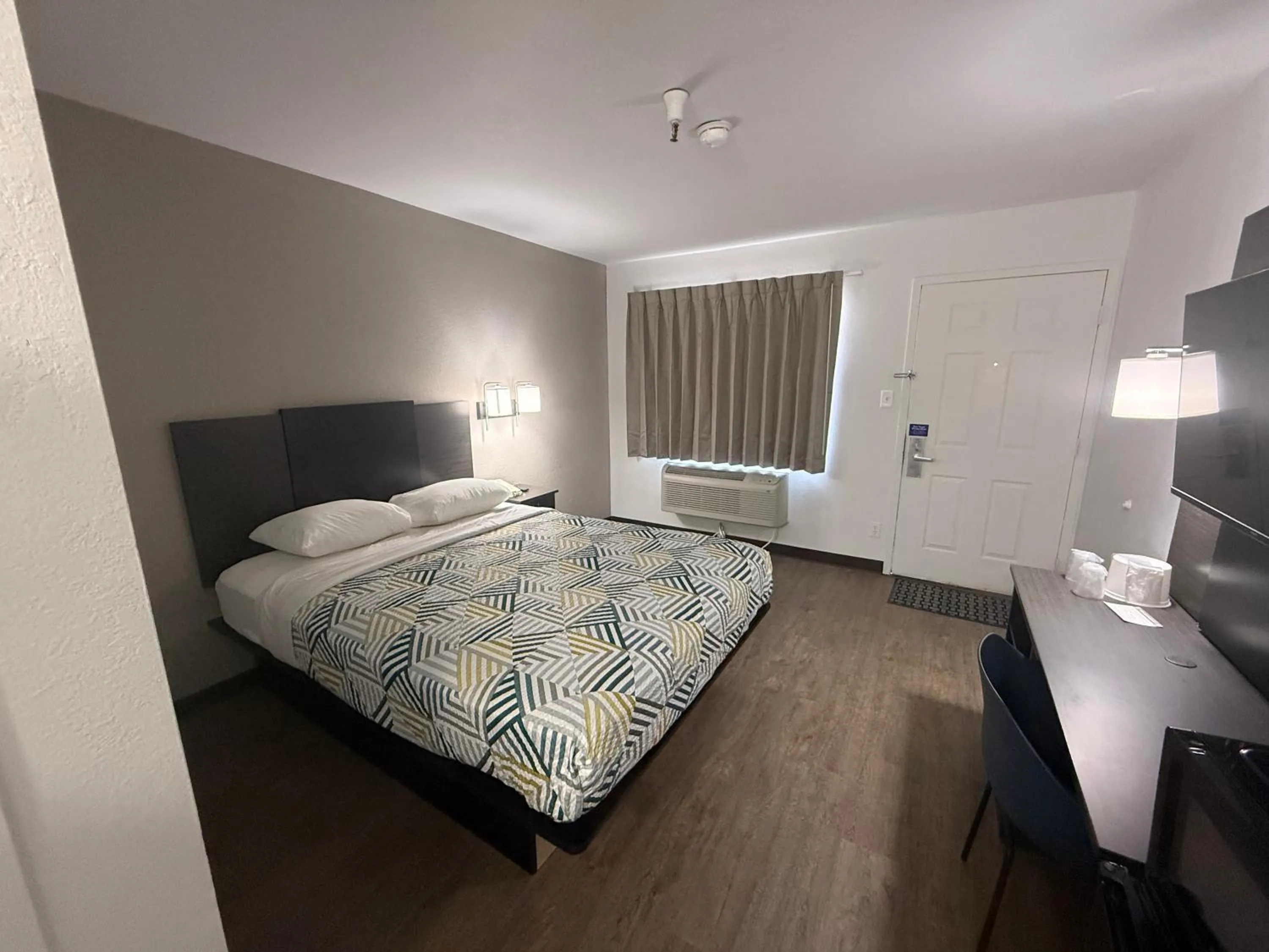 Bed in Motel 6-Des Moines, IA - North