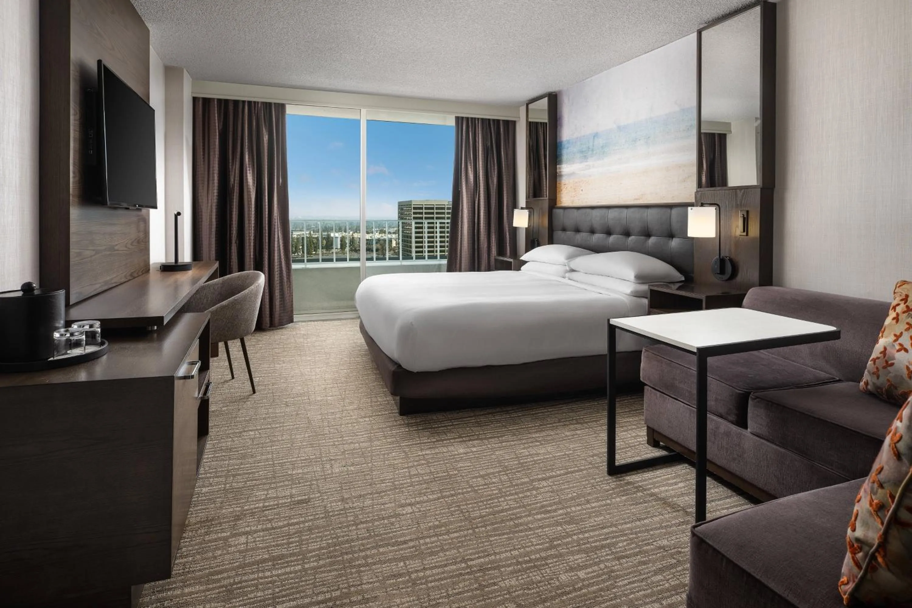 Photo of the whole room, Bed in Warner Center Marriott Woodland Hills