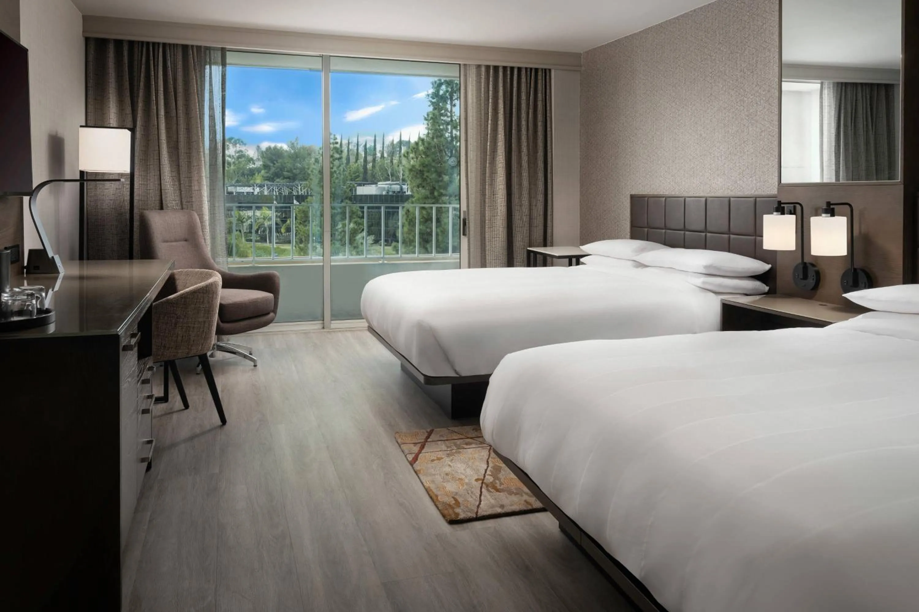 Photo of the whole room, Bed in Warner Center Marriott Woodland Hills