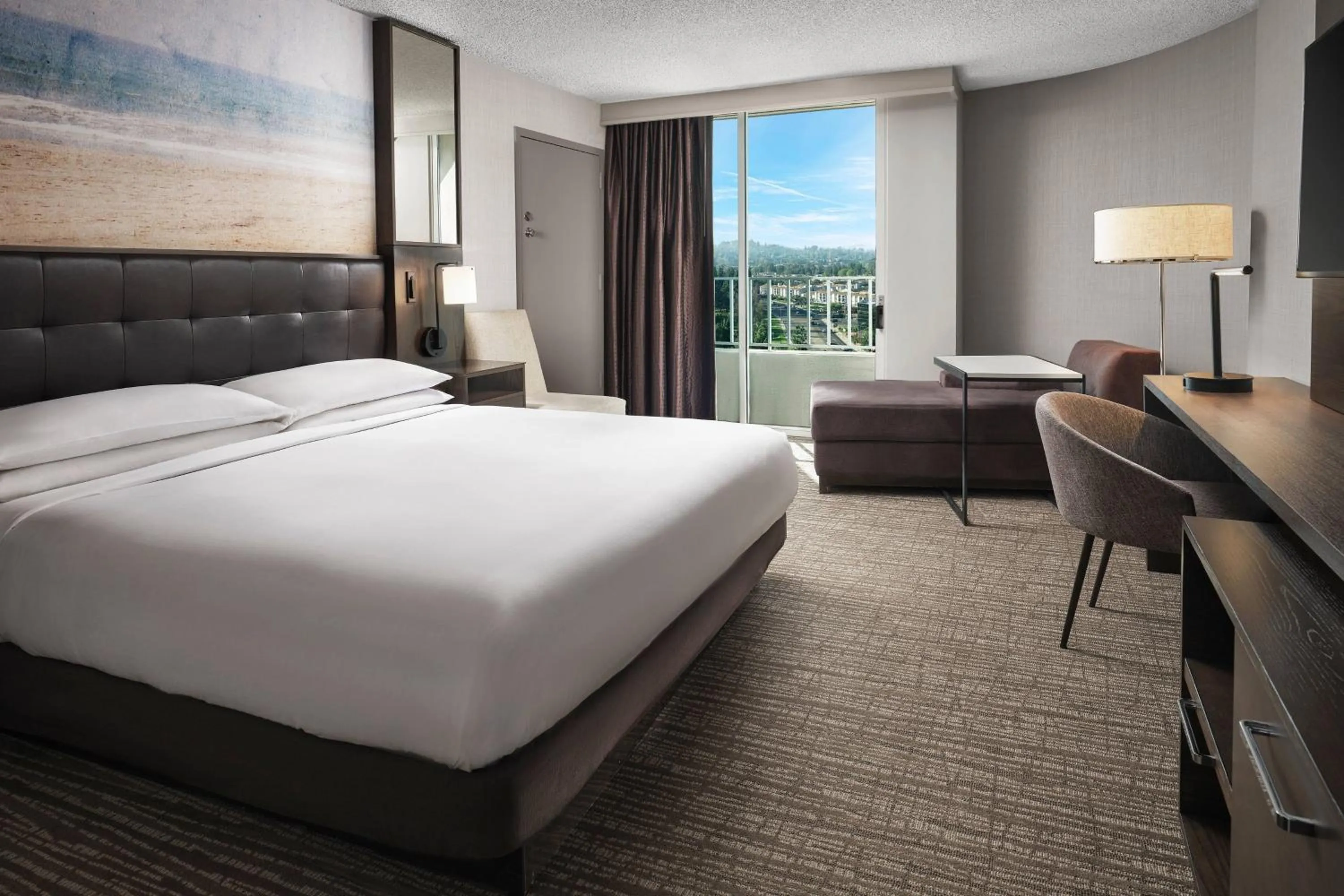 Photo of the whole room, Bed in Warner Center Marriott Woodland Hills