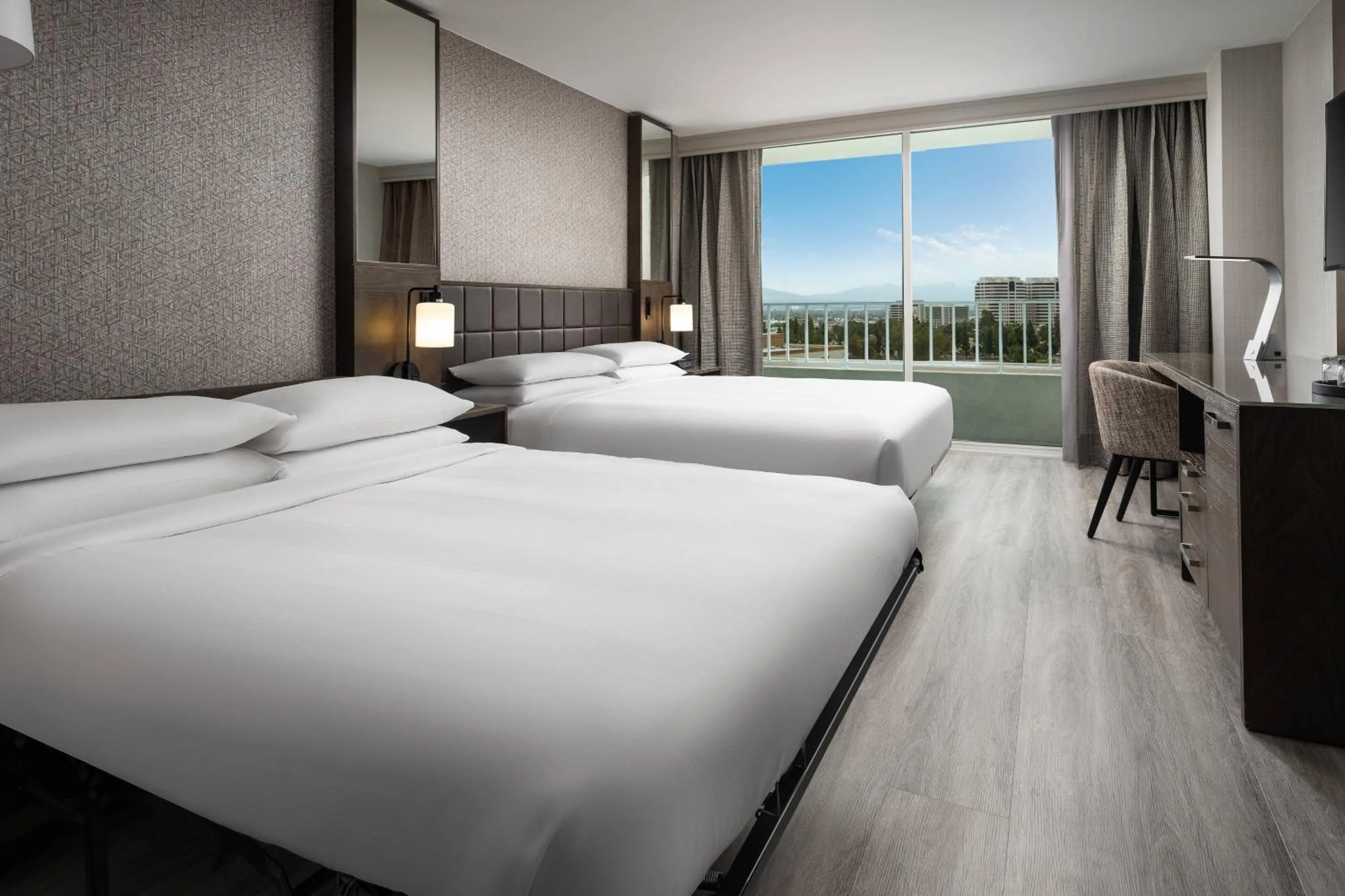 Photo of the whole room, Bed in Warner Center Marriott Woodland Hills