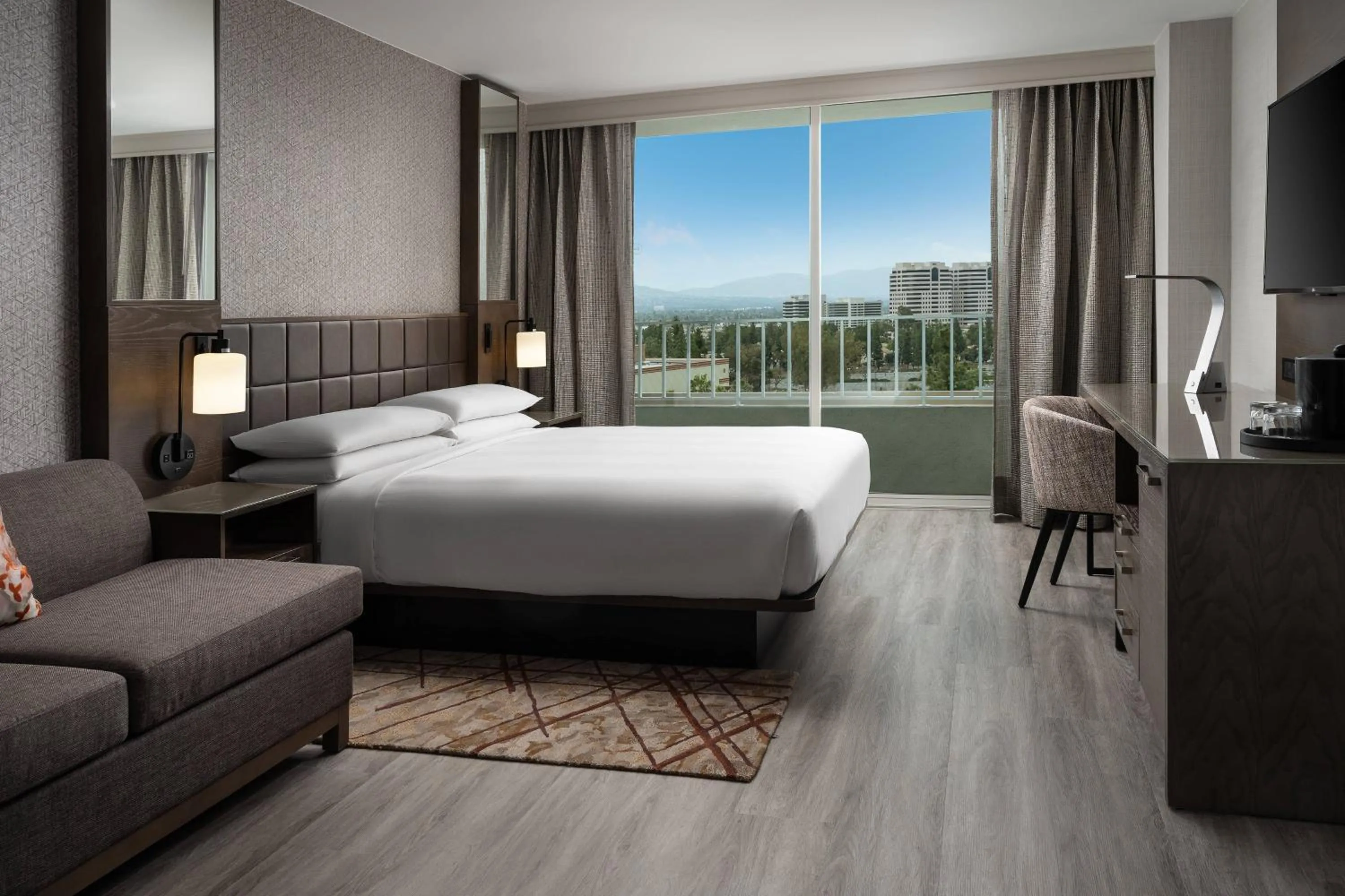 Photo of the whole room, Bed in Warner Center Marriott Woodland Hills