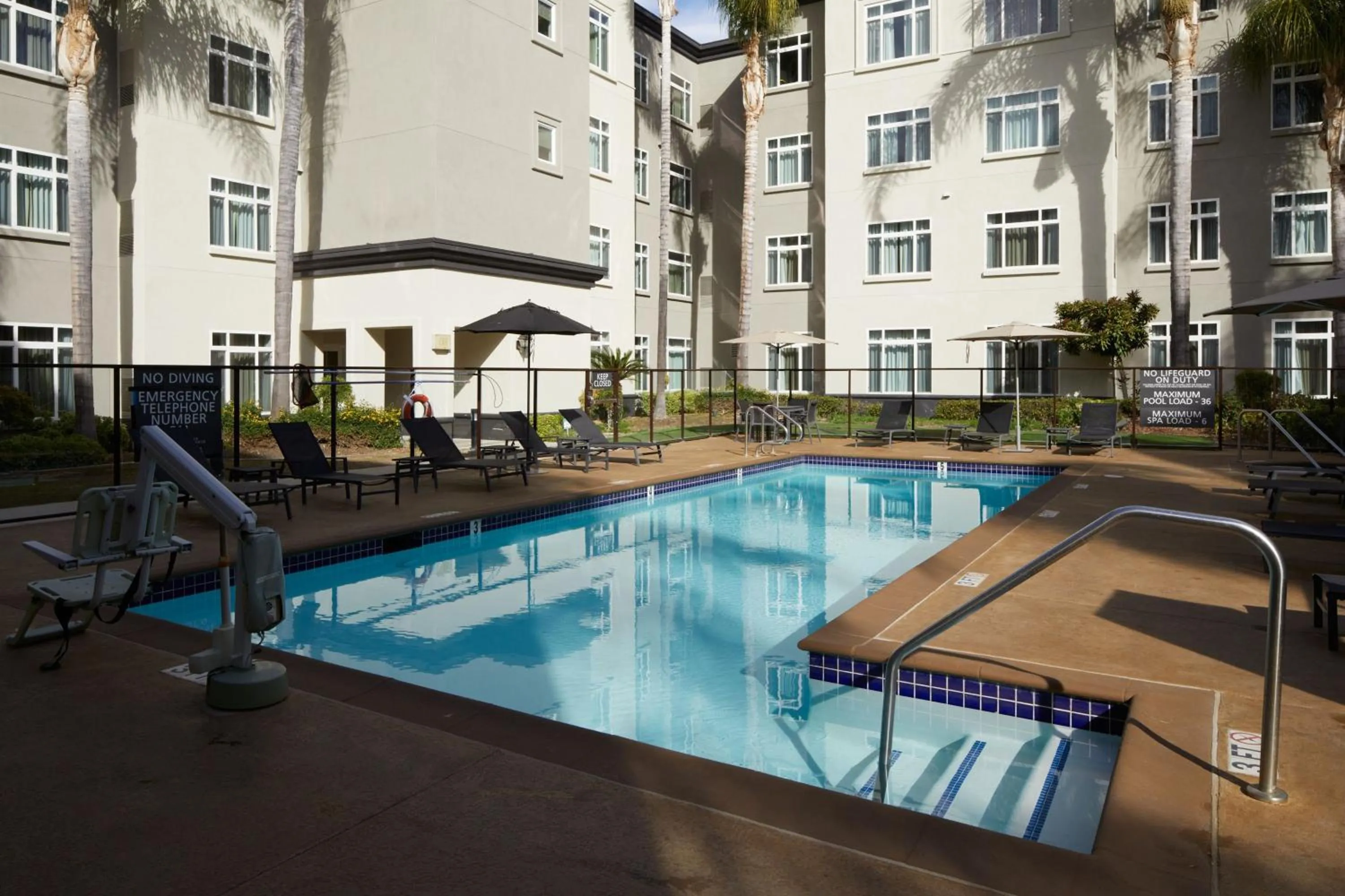Swimming pool in Residence Inn Los Angeles Westlake Village