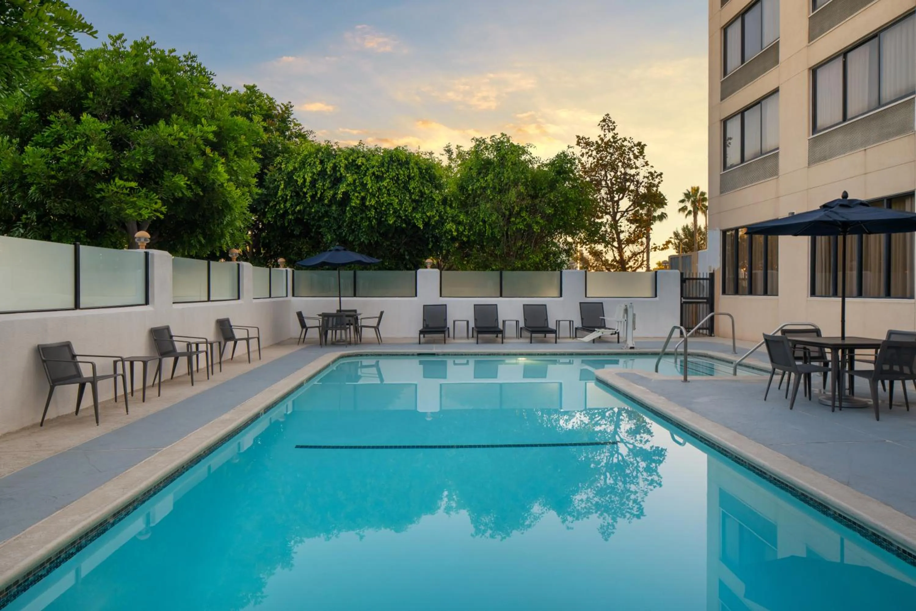 Swimming pool in Courtyard by Marriott Cypress Anaheim / Orange County