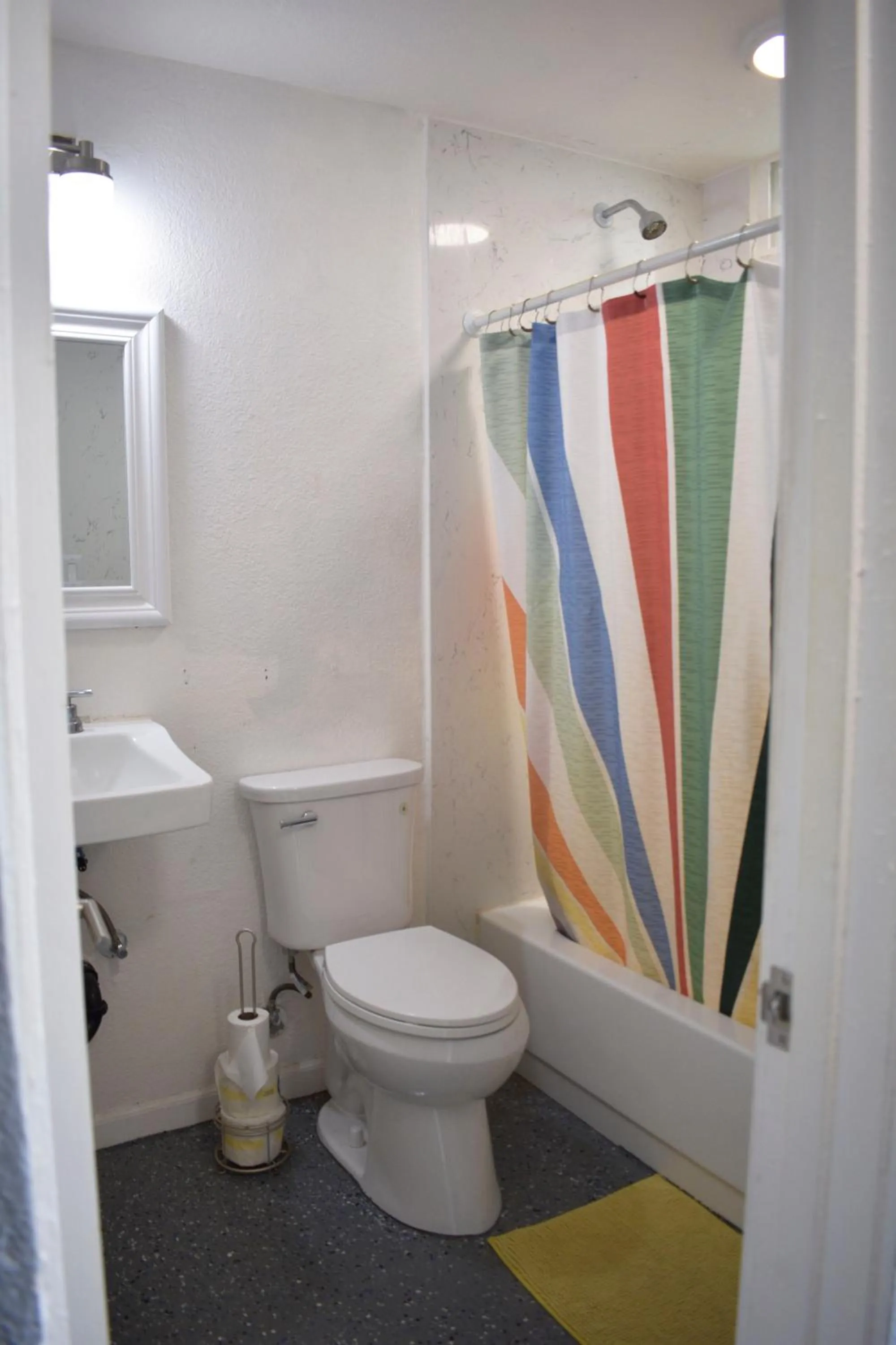 Shower in Polynesian Hostel Beach Club