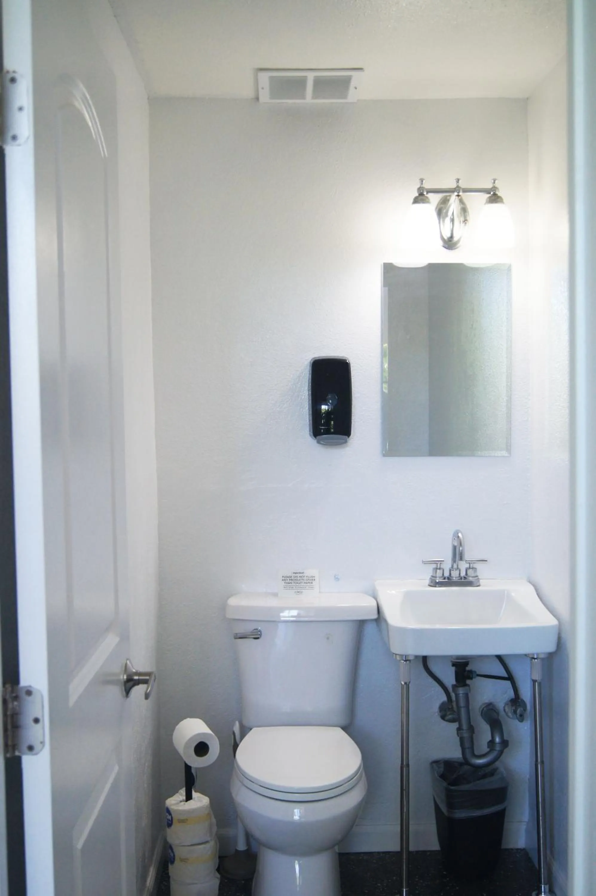 Toilet in Polynesian Hostel Beach Club