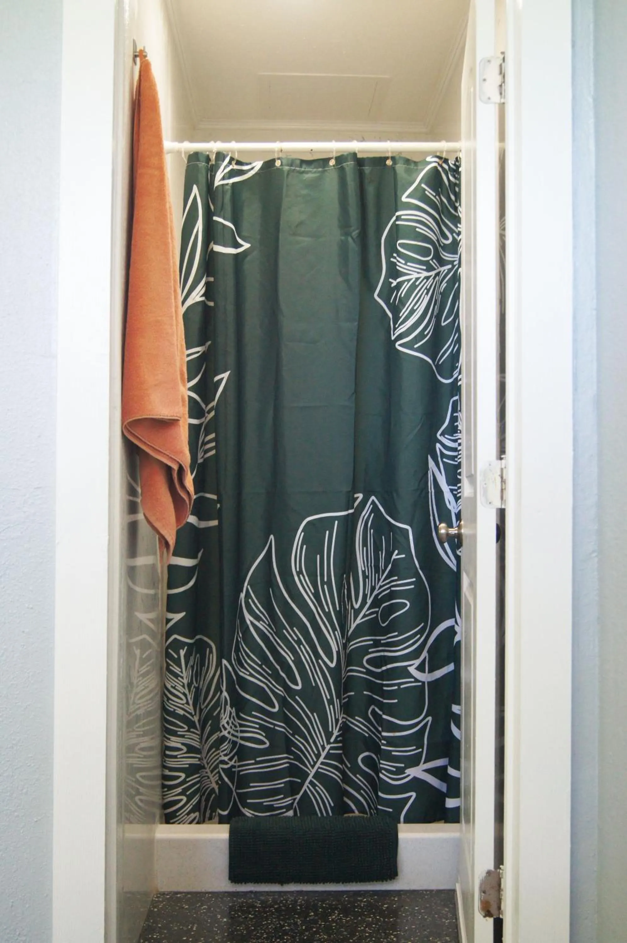 Shower in Polynesian Hostel Beach Club