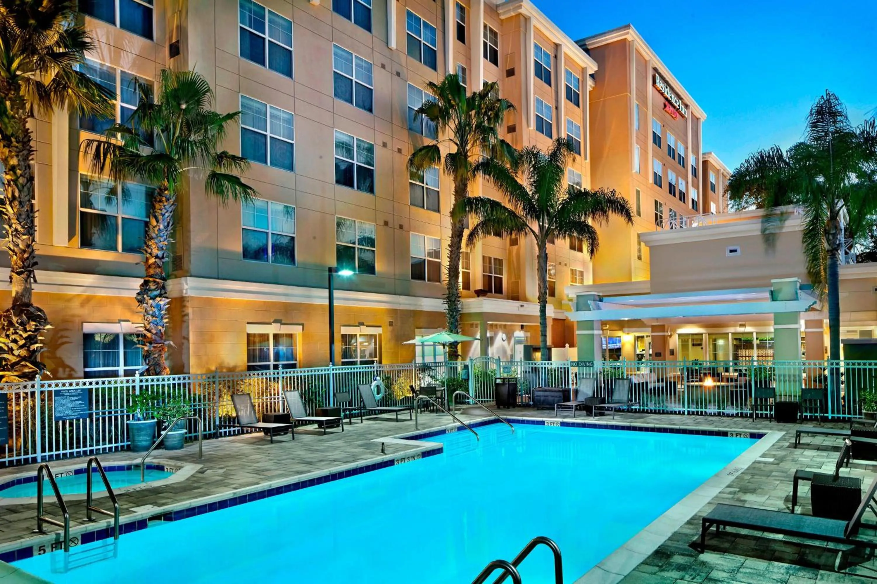 Swimming pool in Residence Inn Orlando Lake Mary