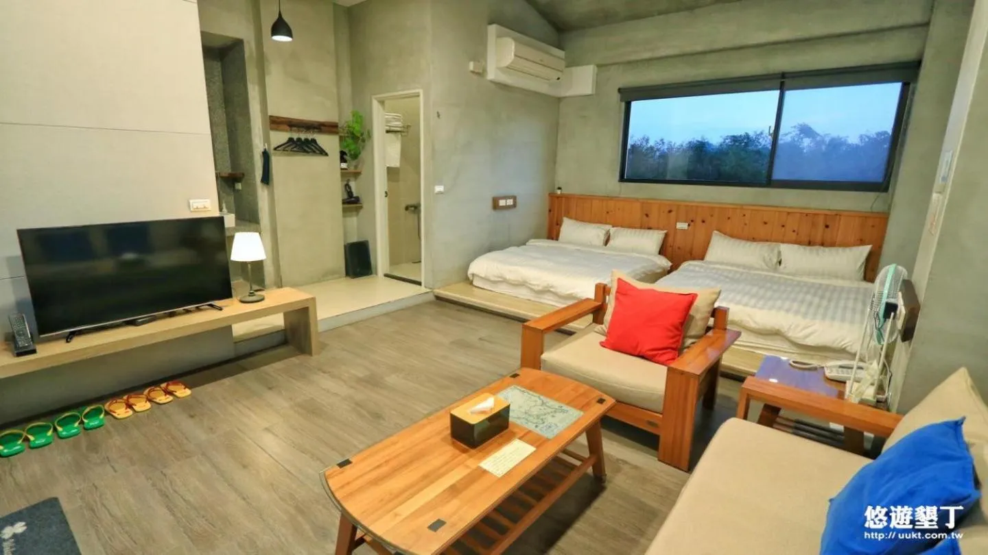 Photo of the whole room, Bed in Lin's Forest