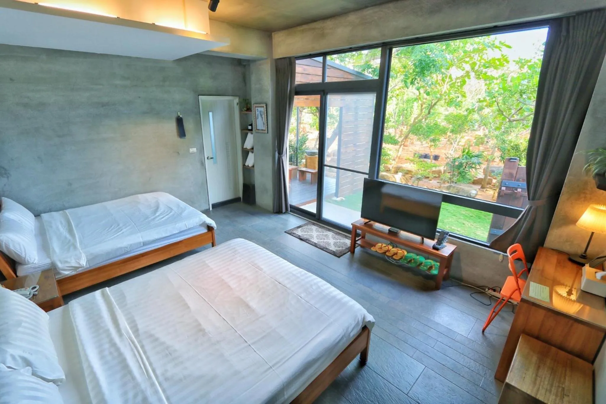 Photo of the whole room, Bed in Lin's Forest