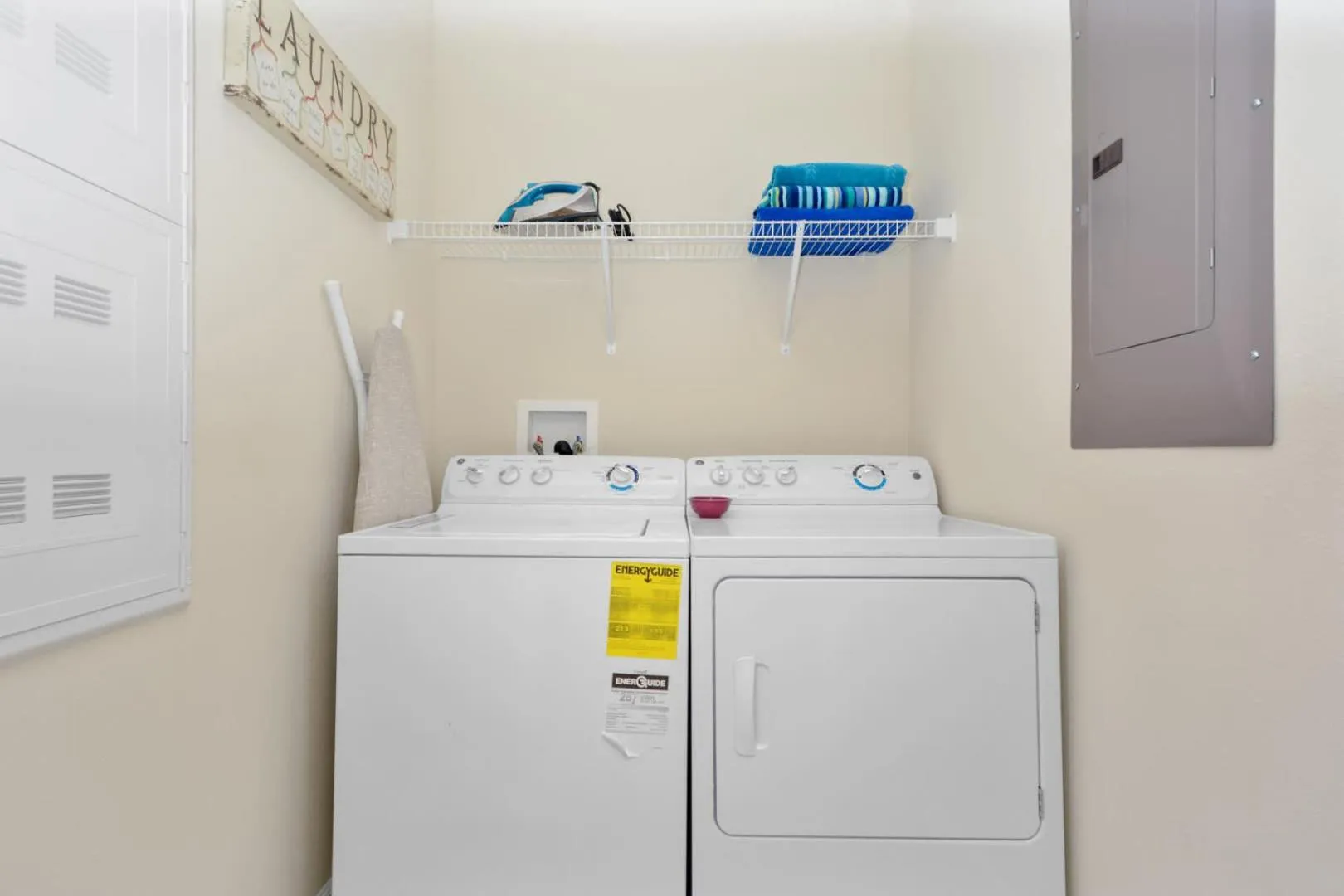 washing machine in Five Bedrooms Home with Pool 4851