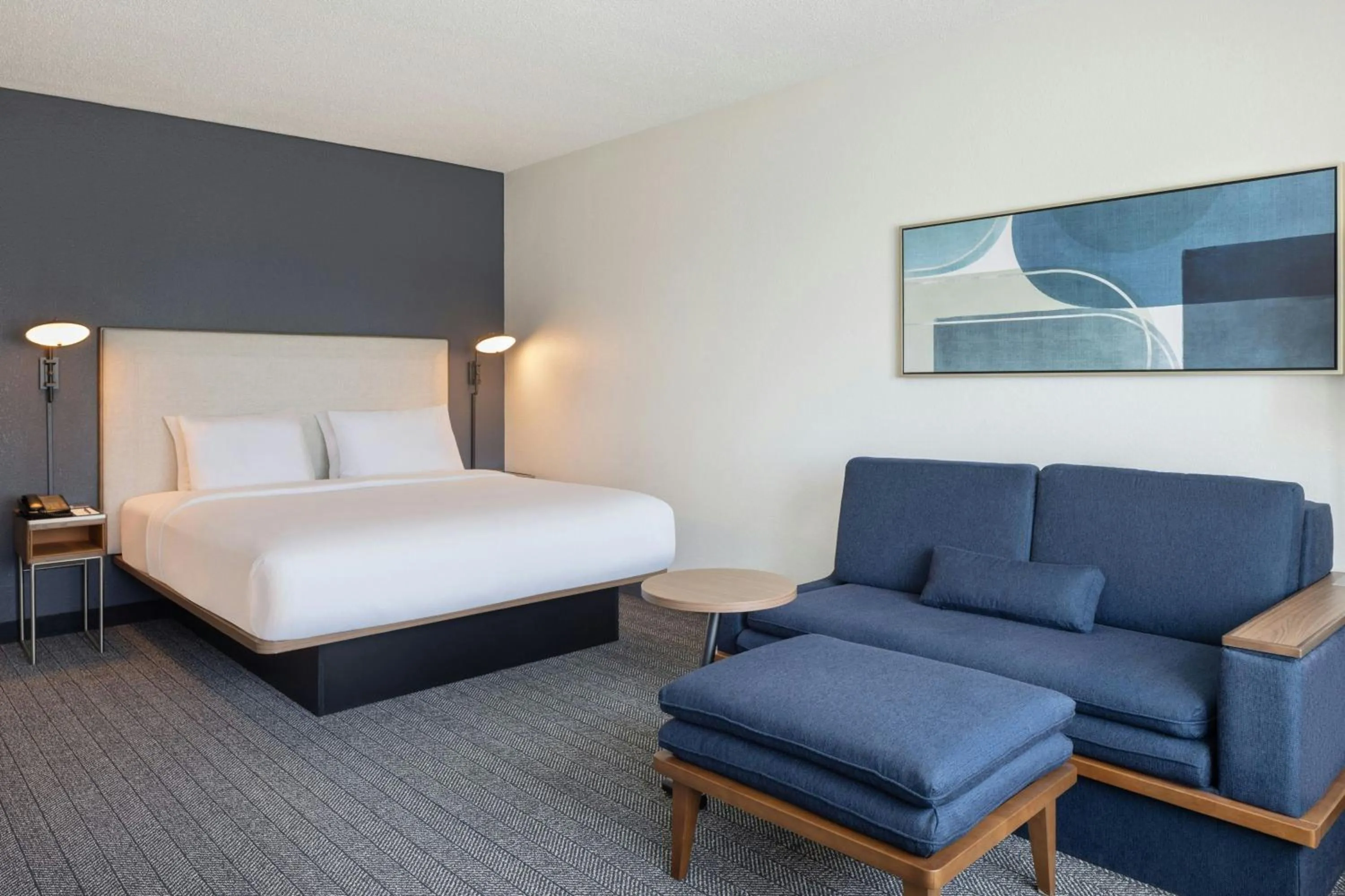 Photo of the whole room, Bed in Courtyard by Marriott Little Rock Downtown