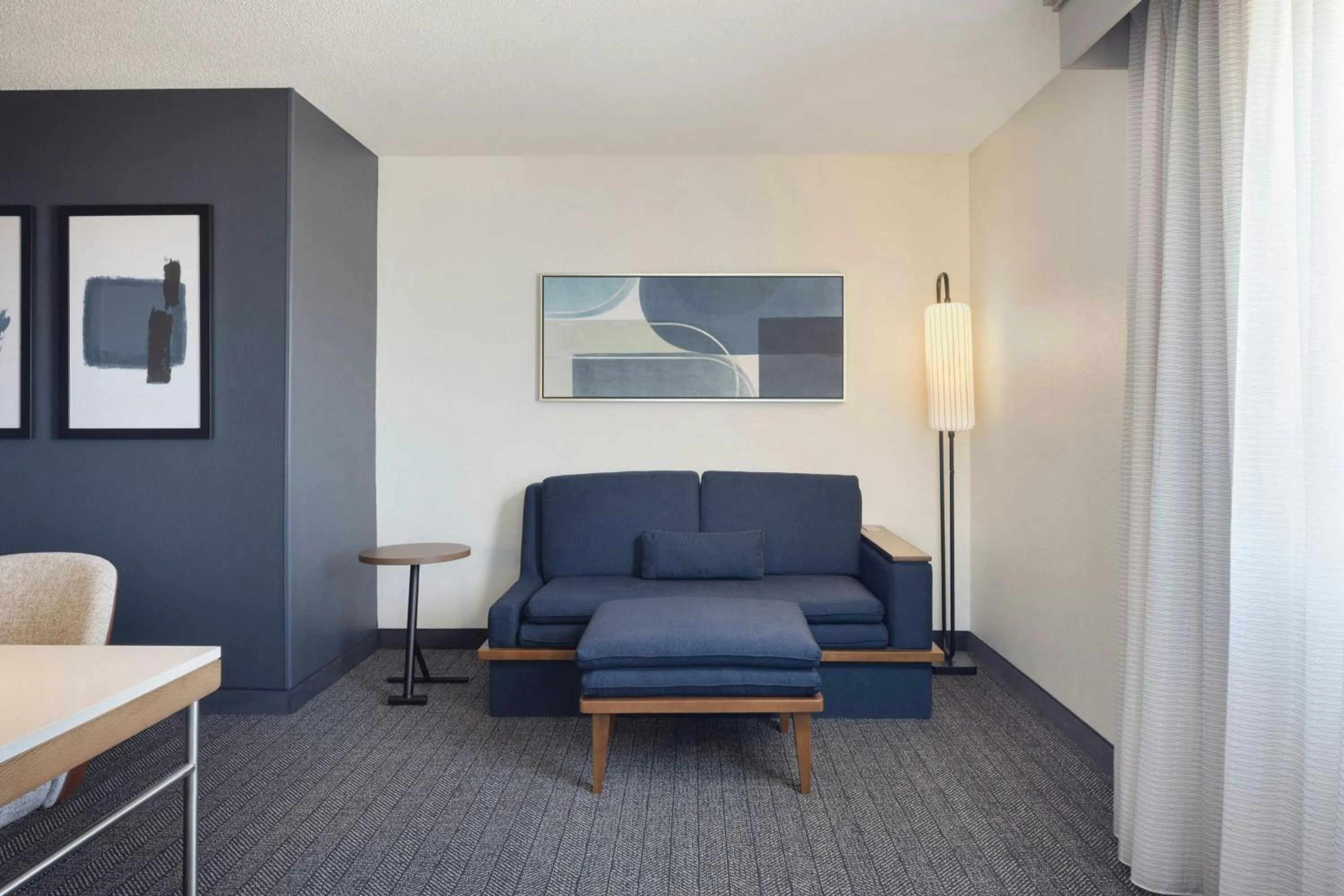 Living room in Courtyard by Marriott Little Rock Downtown