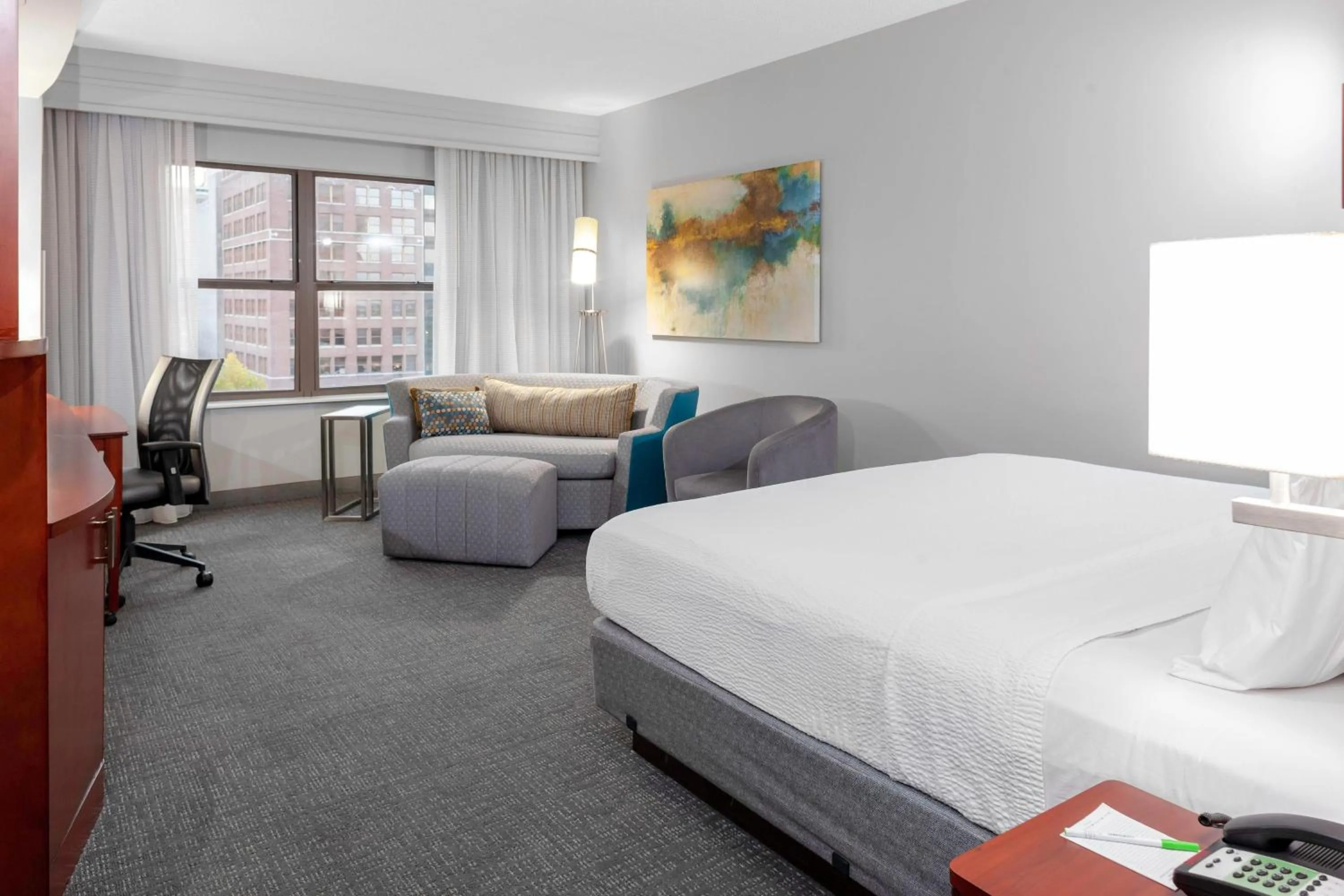 Photo of the whole room, Bed in Courtyard Memphis Downtown