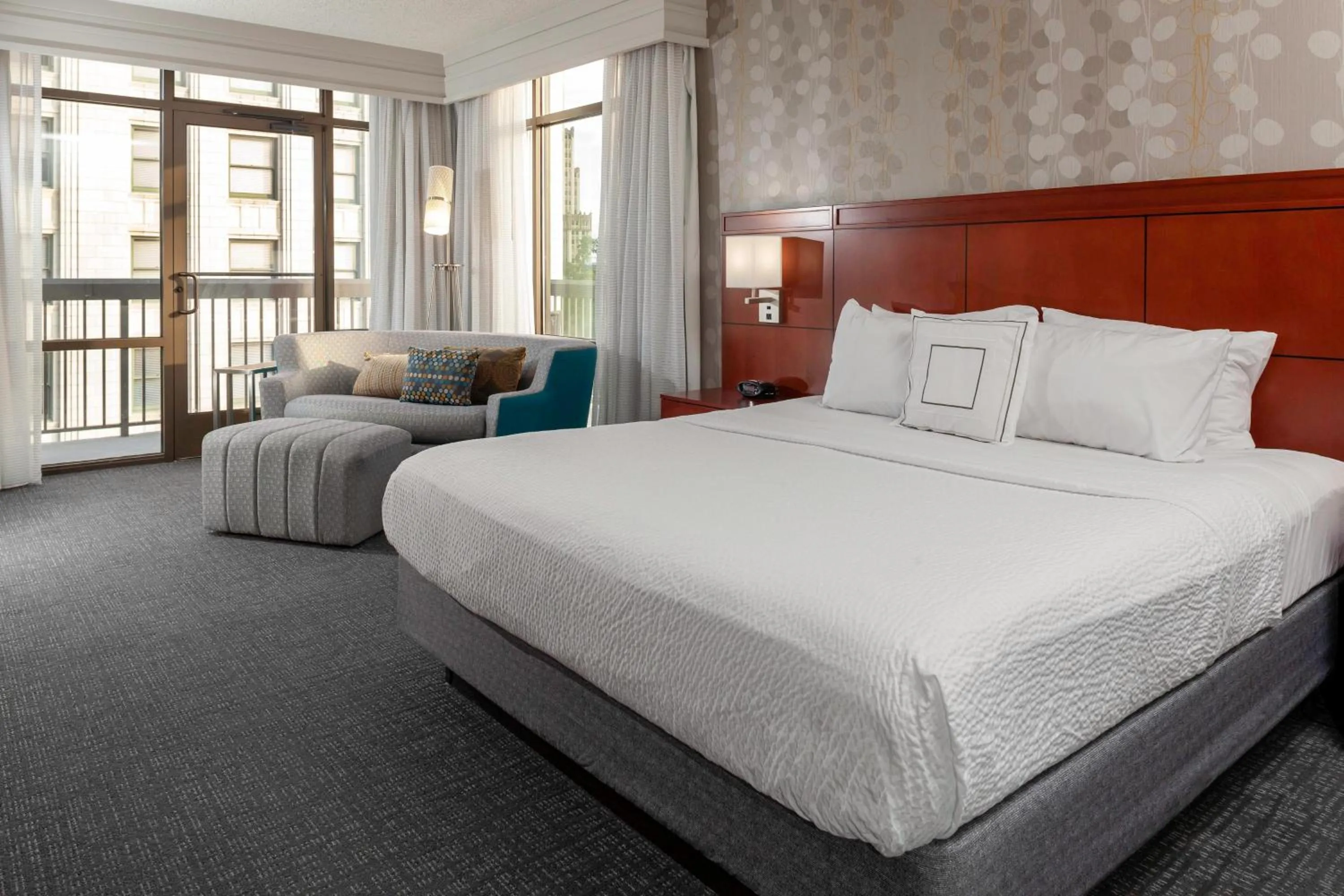 Photo of the whole room, Bed in Courtyard Memphis Downtown