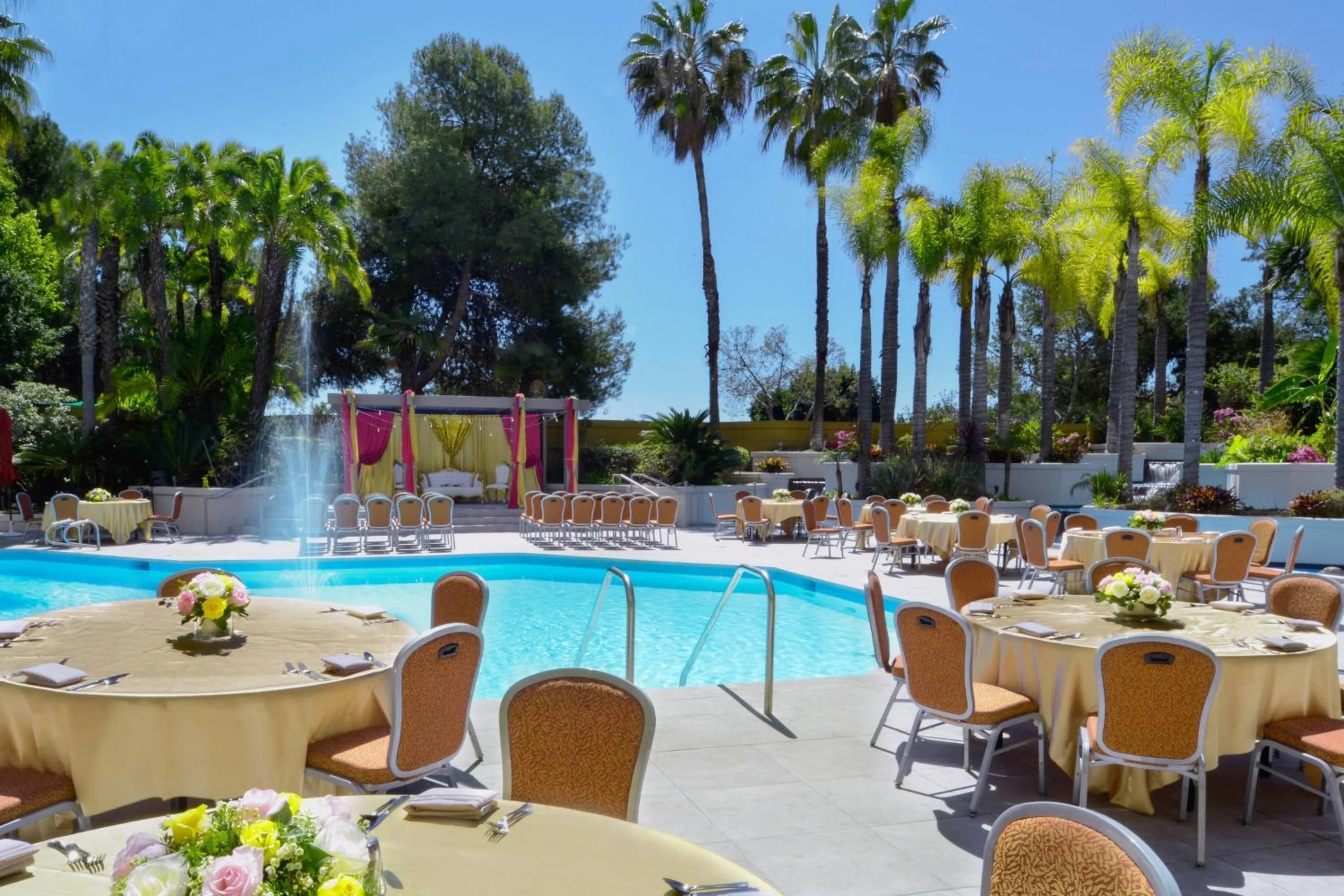 Swimming pool in Long Beach Marriott