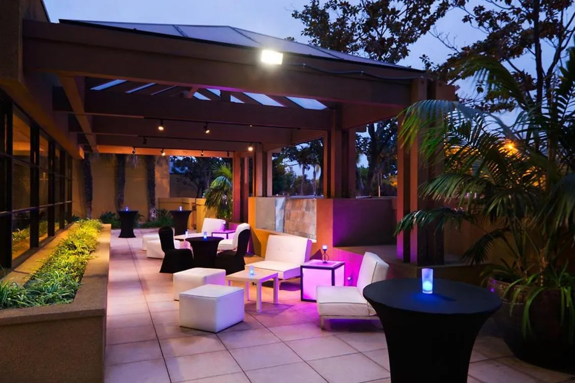 Swimming pool in Long Beach Marriott