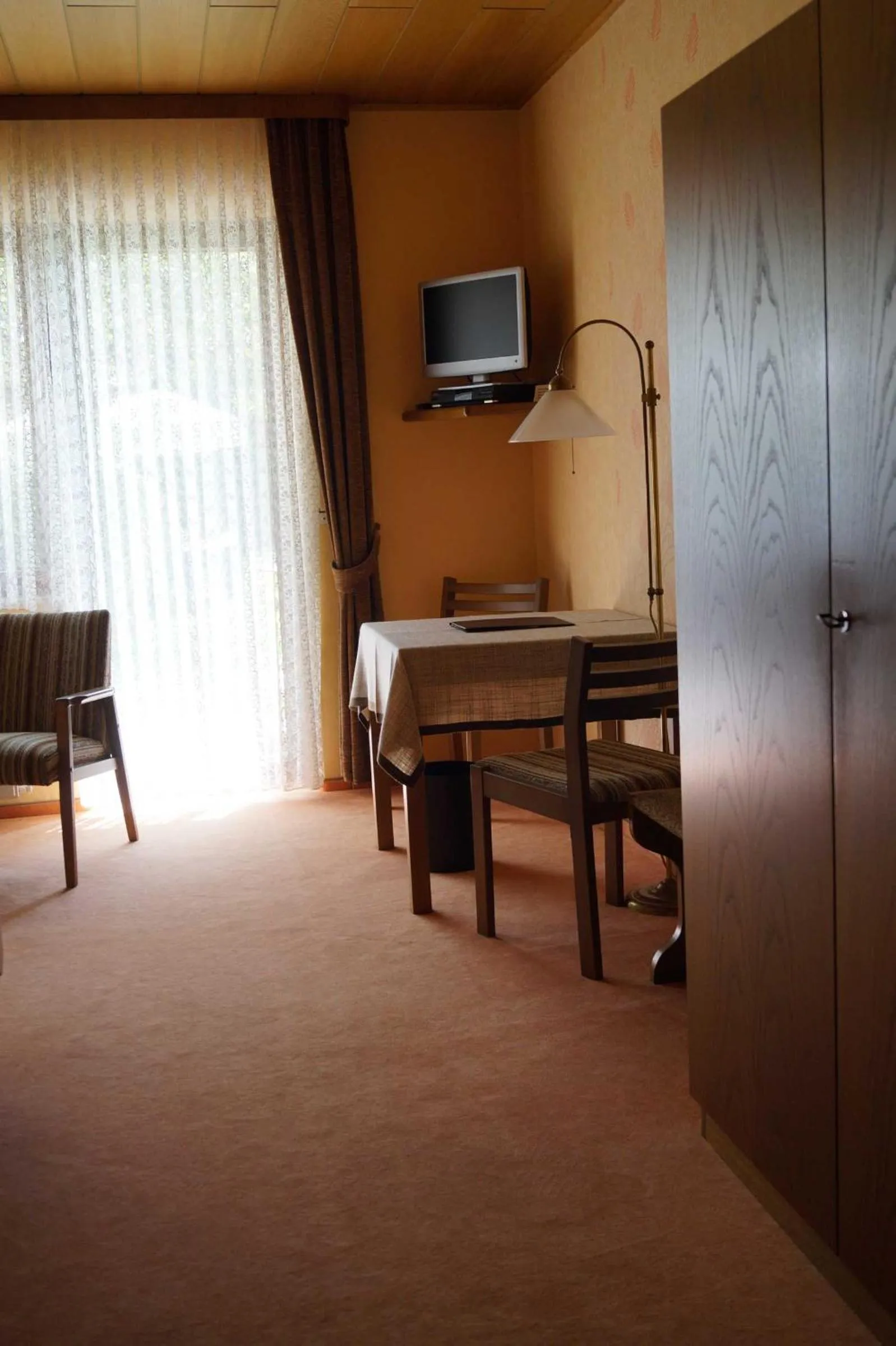 TV and multimedia in Cafe Best Gaestezimmer