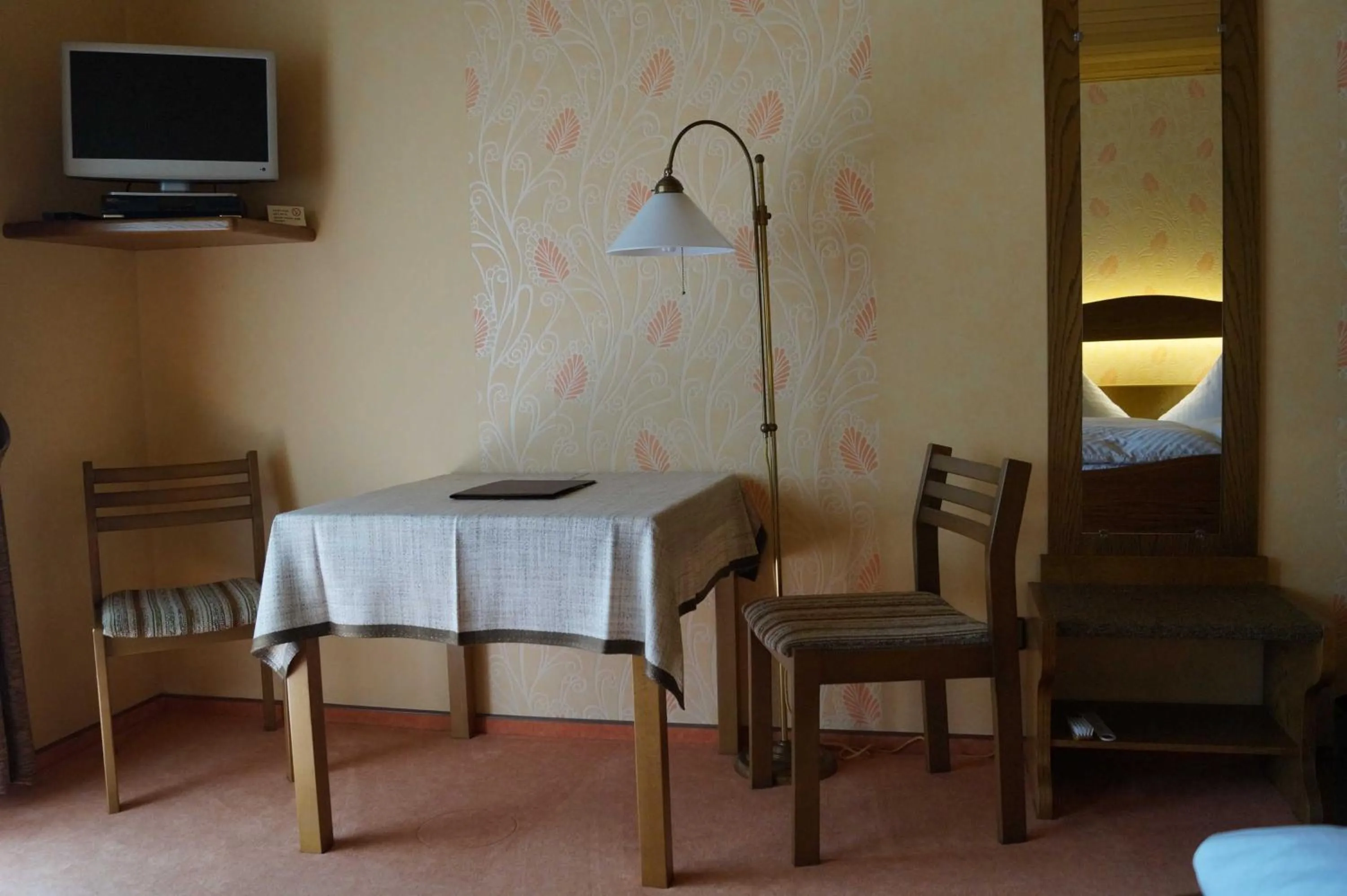 TV and multimedia in Cafe Best Gaestezimmer