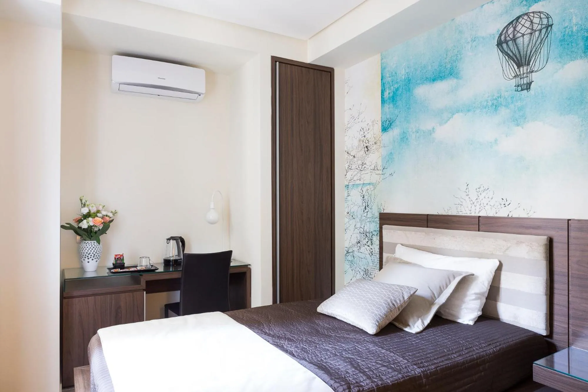 Bed in Rhome Suites