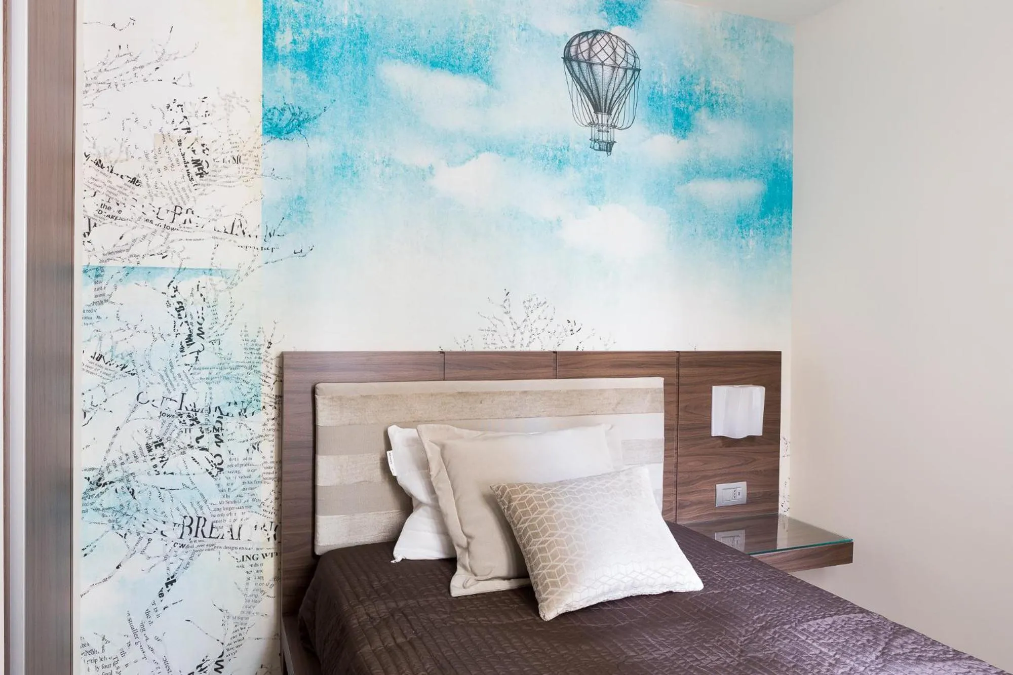 Bed in Rhome Suites