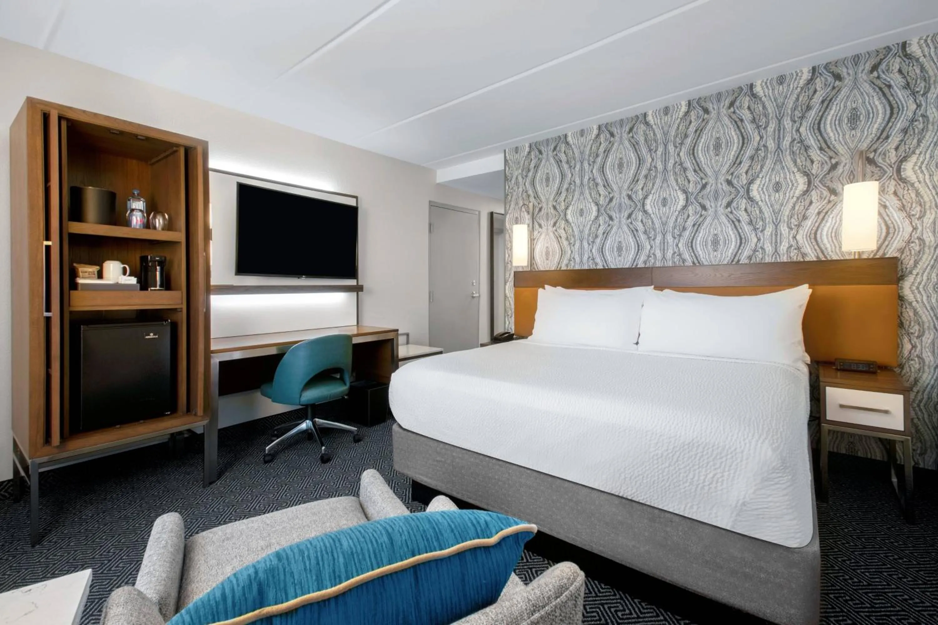 Photo of the whole room, Bed in Courtyard by Marriott Miami Aventura Mall