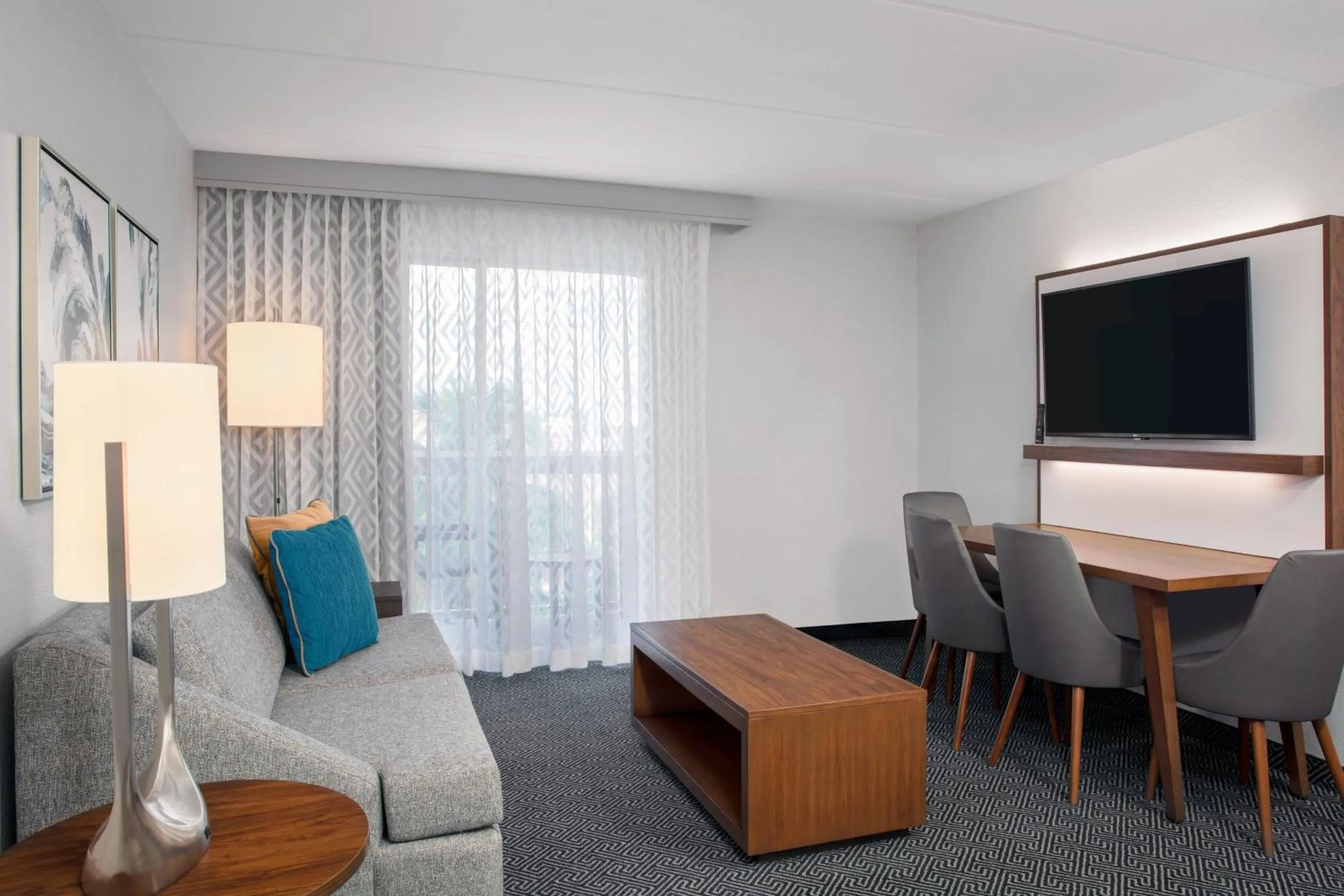 Living room in Courtyard by Marriott Miami Aventura Mall