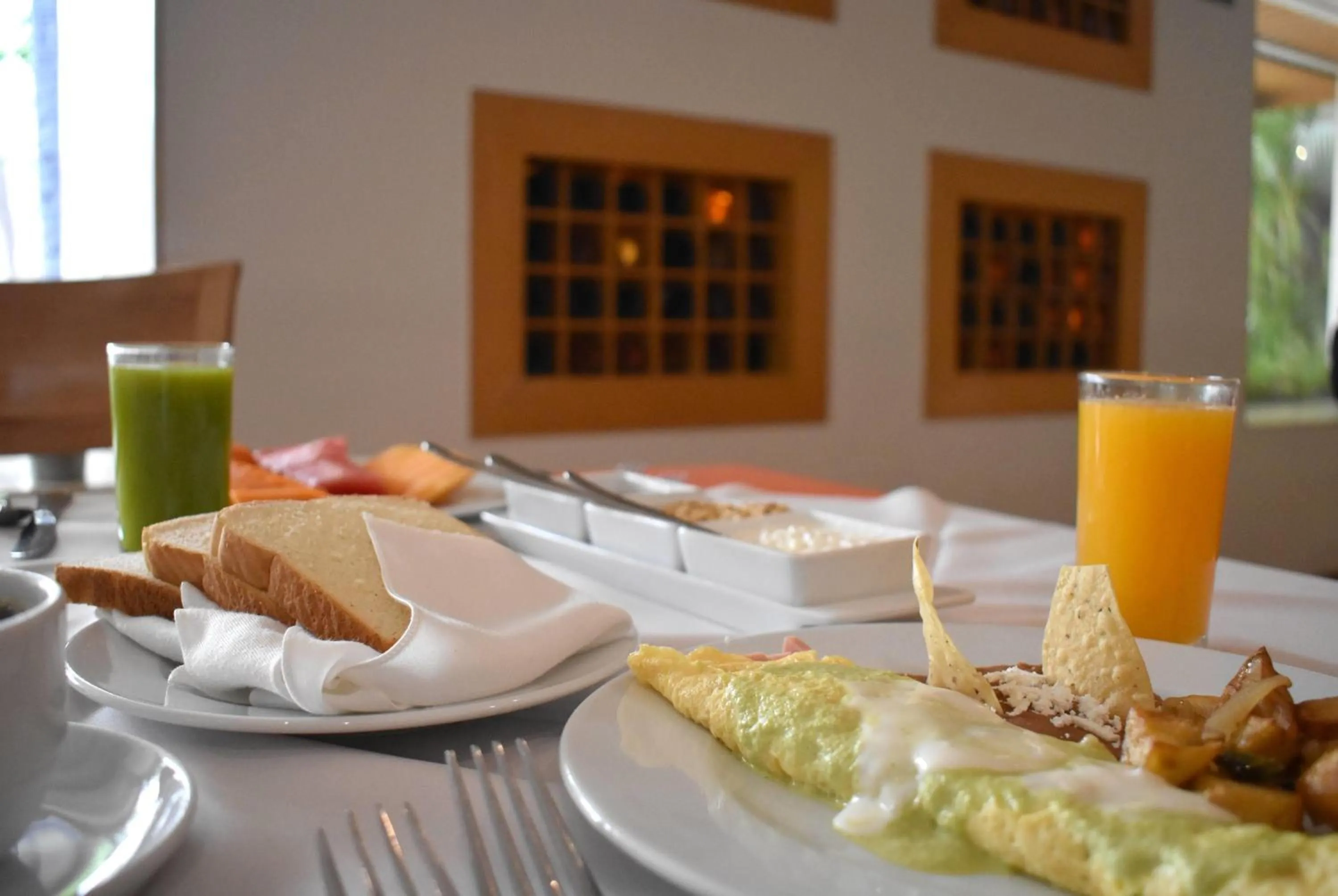 Restaurant/places to eat in Hotel Palacio Azteca Tijuana, Trademark by Wyndham