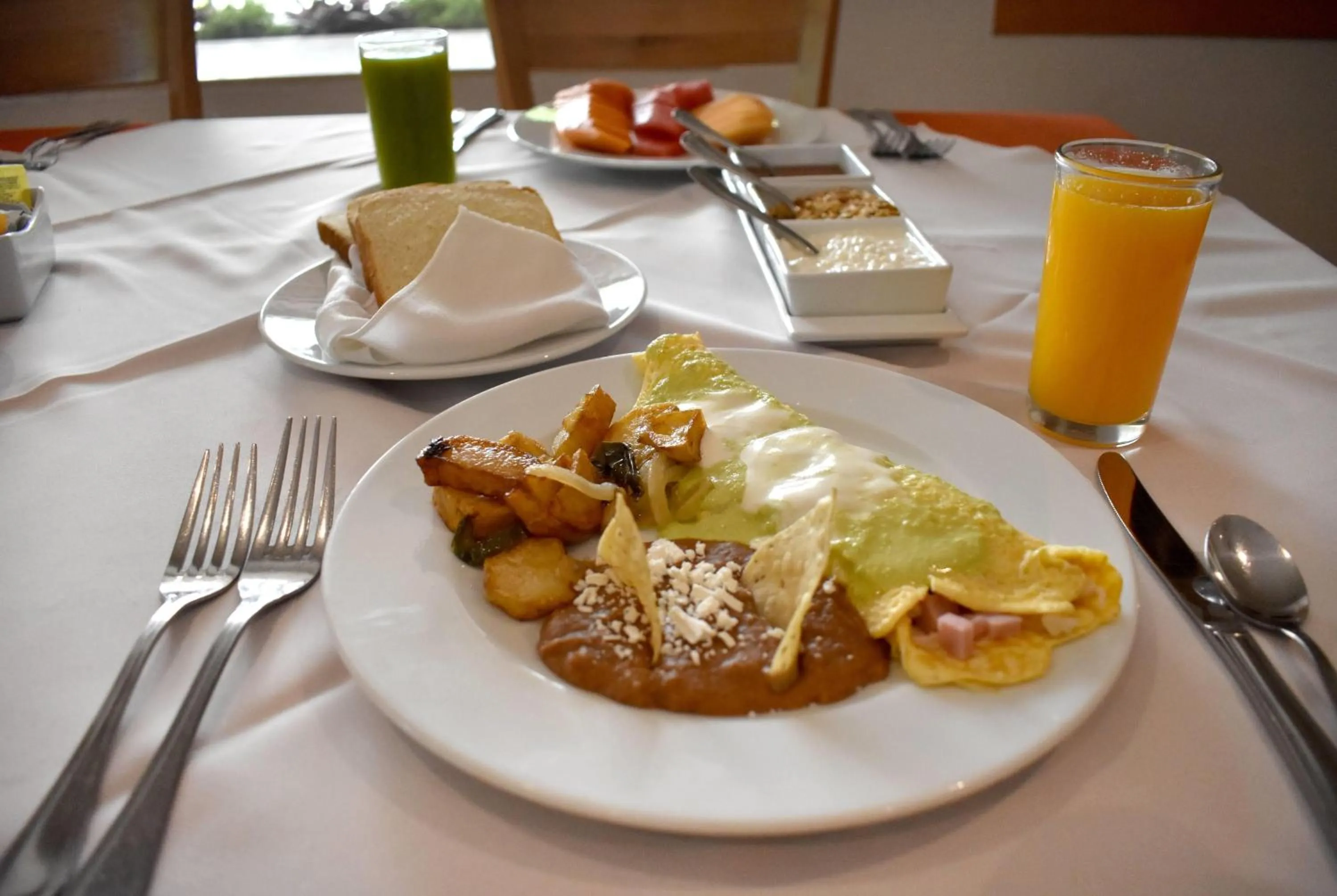 Restaurant/places to eat in Hotel Palacio Azteca Tijuana, Trademark by Wyndham