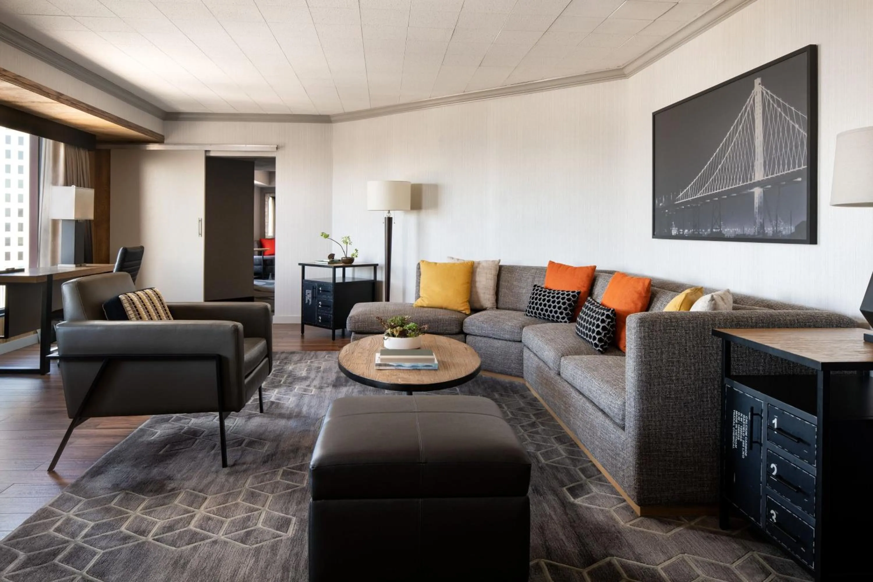 Living room in Oakland Marriott City Center