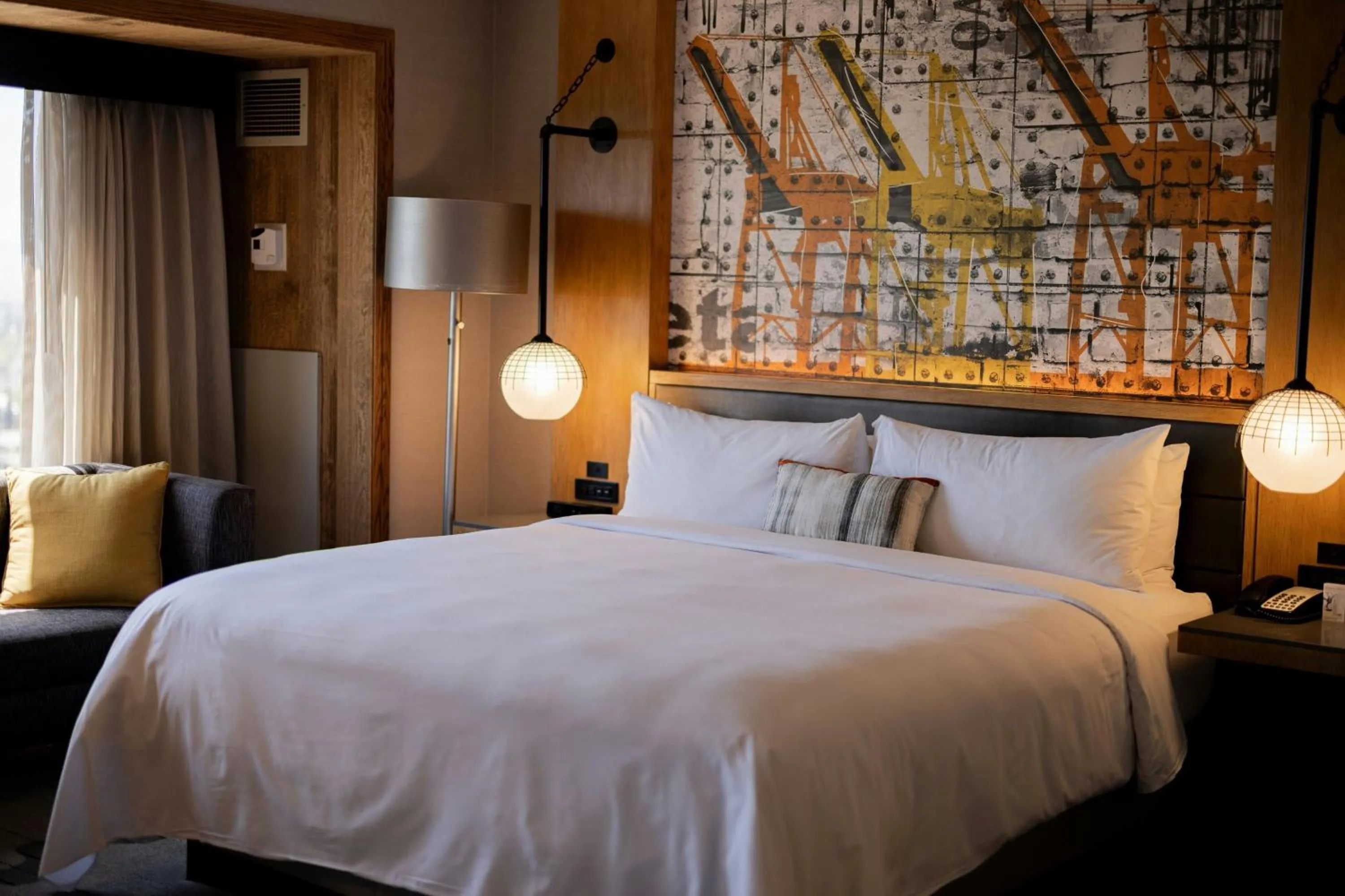 Photo of the whole room, Bed in Oakland Marriott City Center