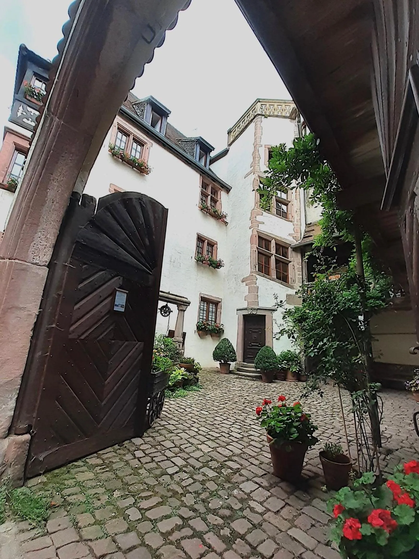 Property building in ADRIHOF à Riquewihr, Cour de l'Abbaye d'Autrey