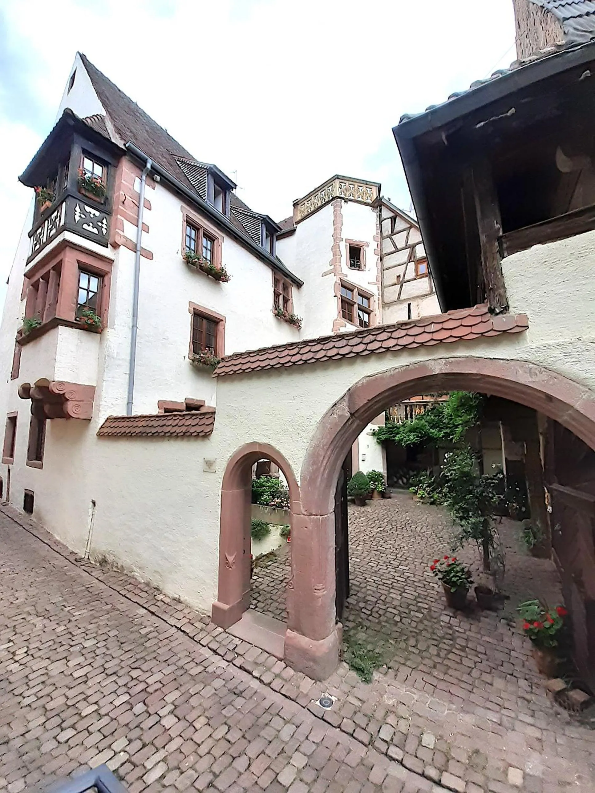 Property building in ADRIHOF à Riquewihr, Cour de l'Abbaye d'Autrey