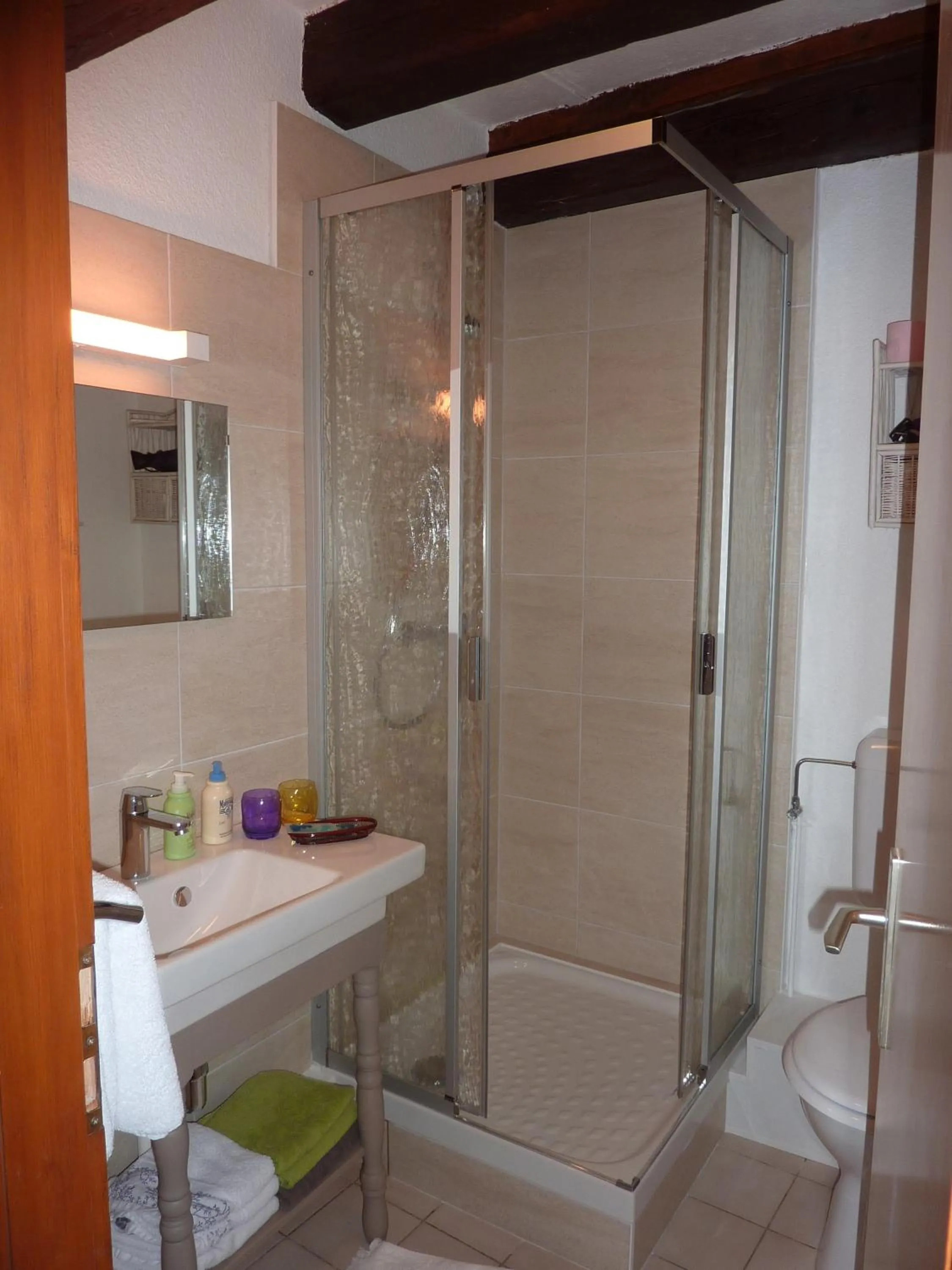Bathroom in ADRIHOF à Riquewihr, Cour de l'Abbaye d'Autrey