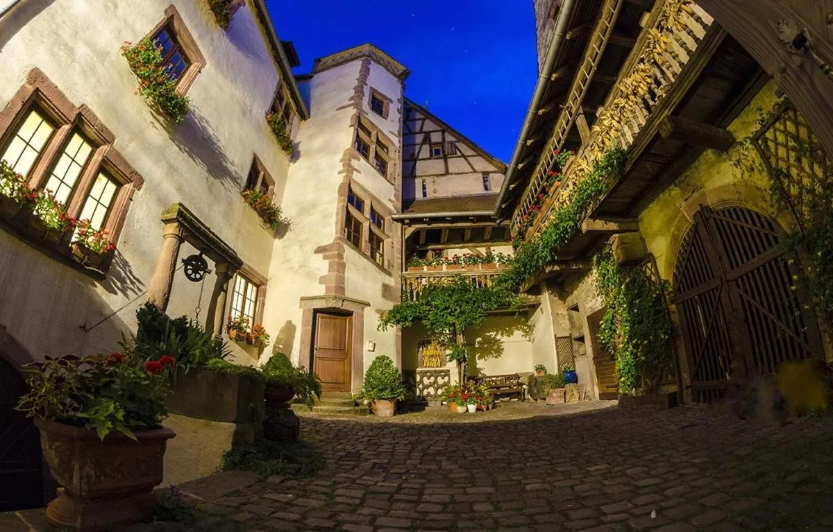Property building in ADRIHOF à Riquewihr, Cour de l'Abbaye d'Autrey