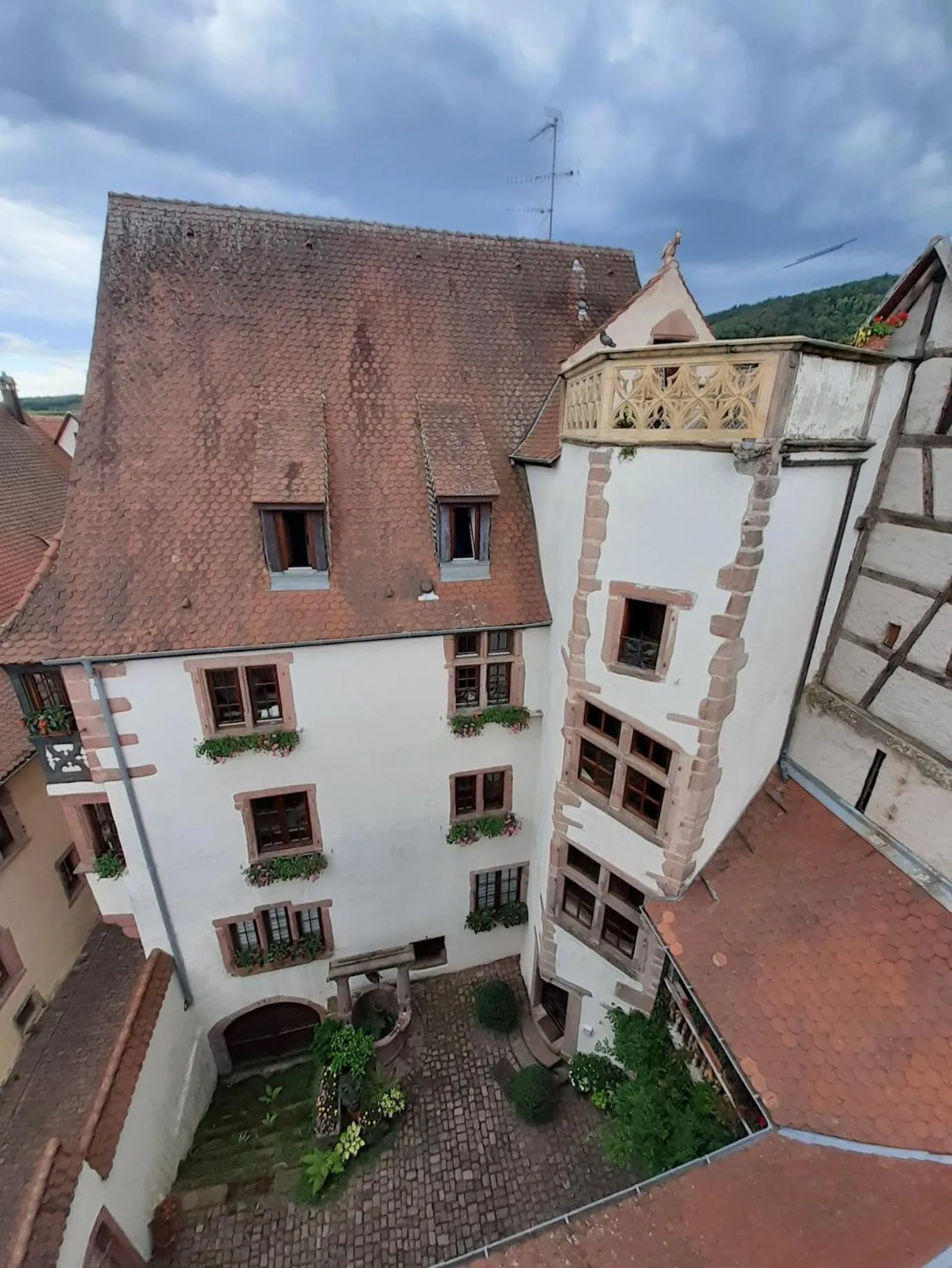 Property building in ADRIHOF à Riquewihr, Cour de l'Abbaye d'Autrey
