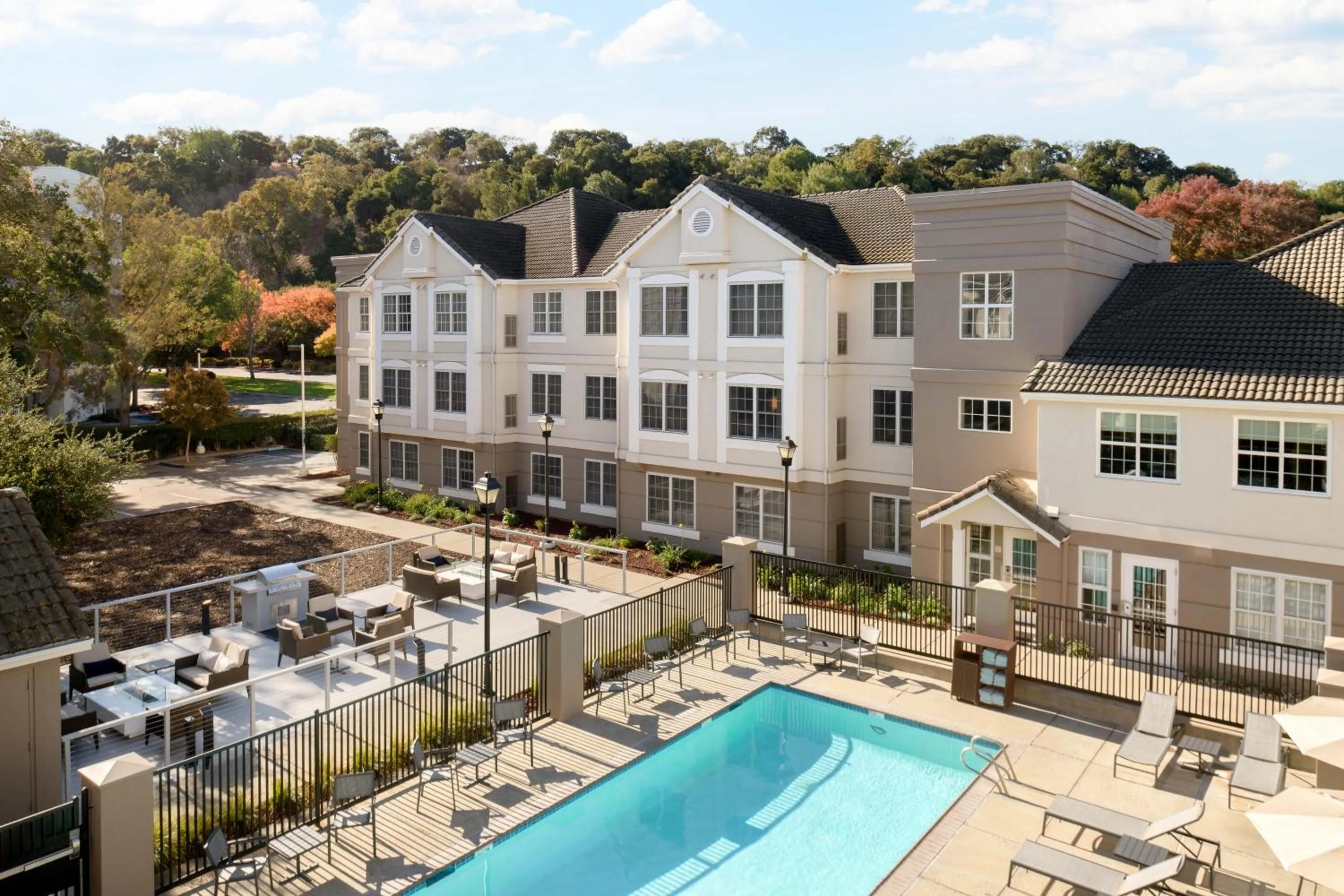 Swimming pool in Residence Inn Pleasanton
